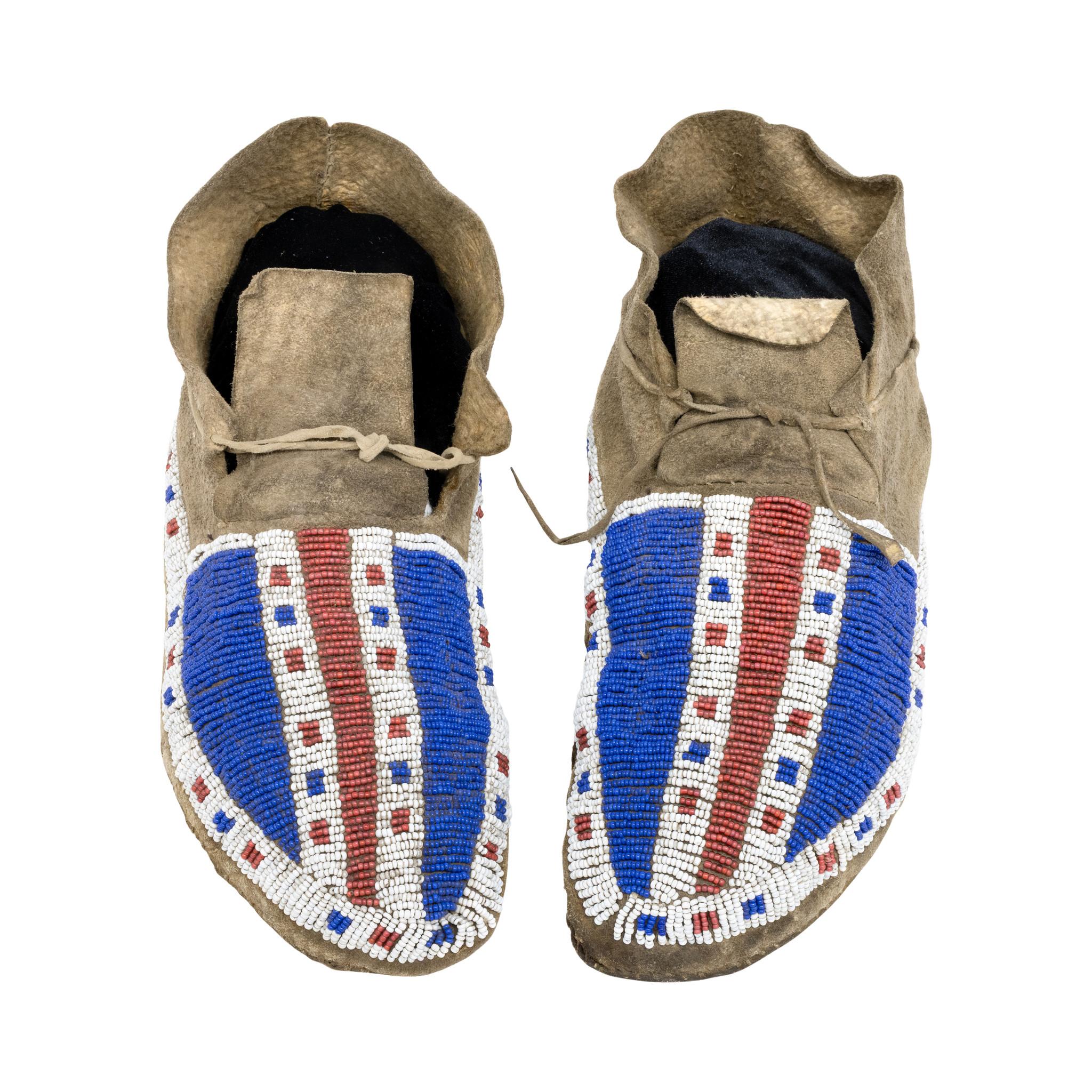 Lakota Sioux Beaded Moccasins In Good Condition For Sale In Coeur d'Alene, ID