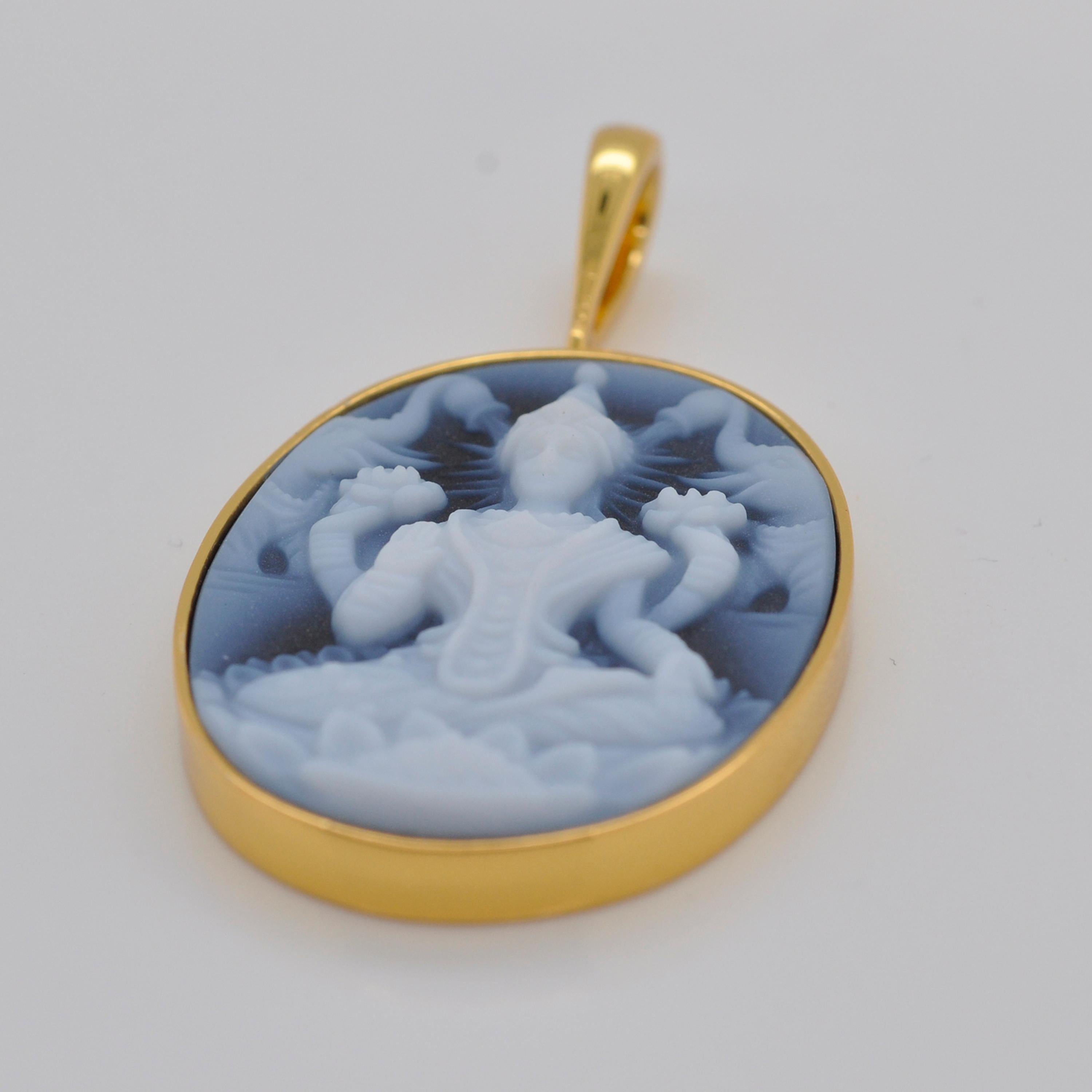 Collier pendentif Lakshmi en or 14 carats avec camée en agate sculptée en vente 3