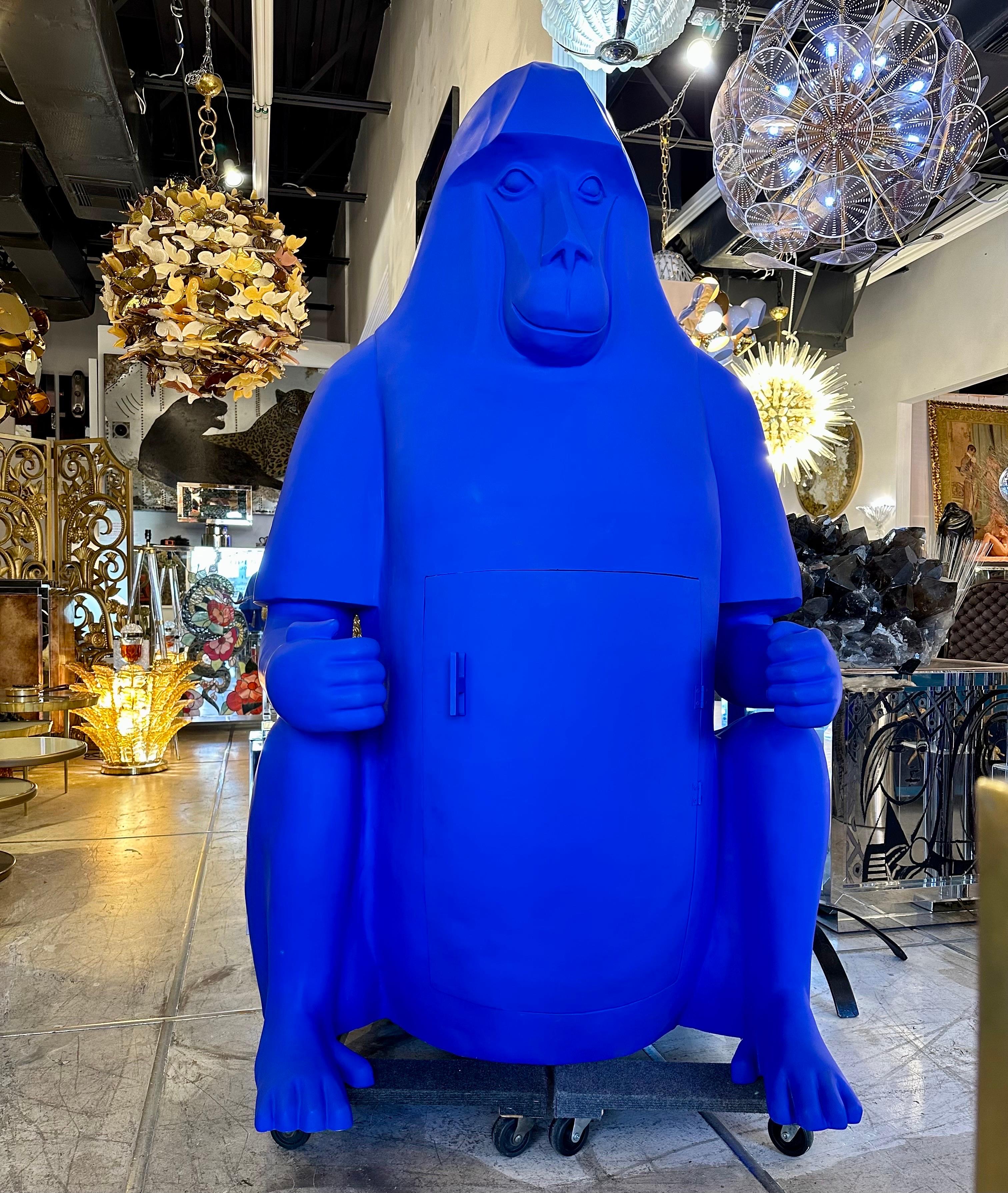 Una scultura di scimmia blu vibrante a grandezza naturale in metallo fuso con una barra asciutta nascosta nella pancia della scimmia. Un pezzo unico, nello stile di Lalanne, proveniente da una proprietà privata. 