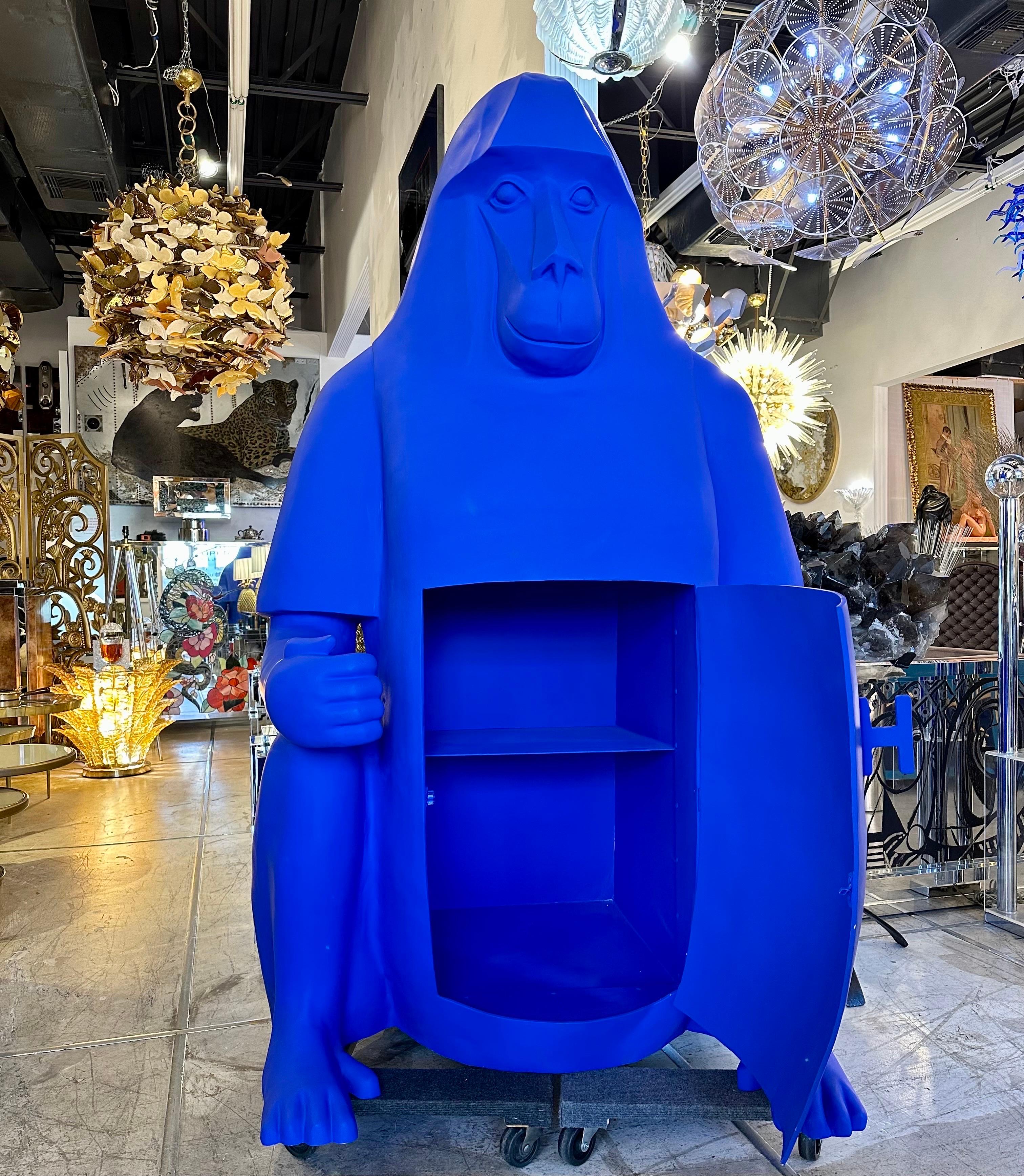 Belga Lalanne Style Life Size Ape Shaped Dry Bar in blu vibrante in vendita