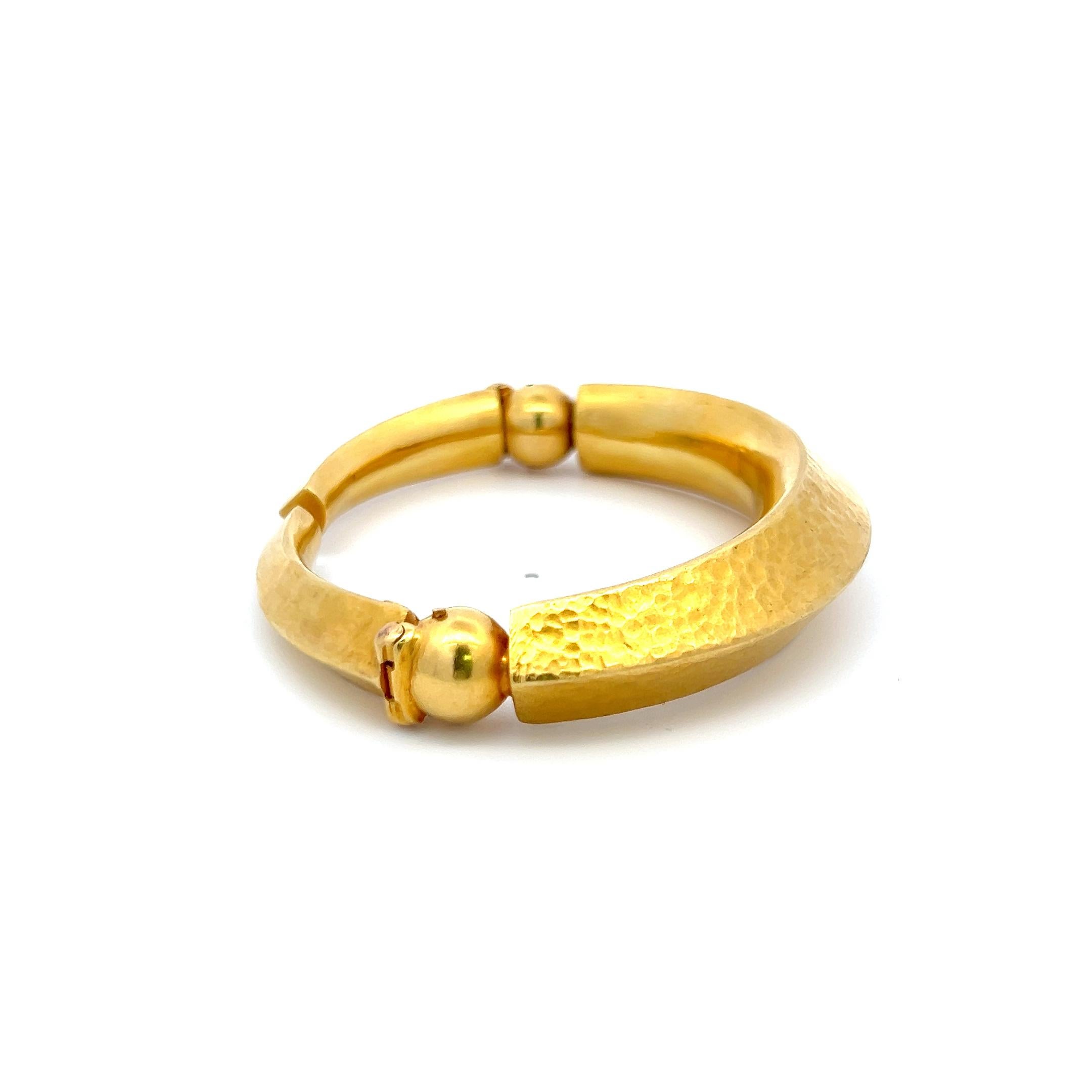 Designer :
lalaoonis
Titre :
Lalaoonis Bracelet en or jaune 18 carats
Le style :
Bracelet
Métal :
Or jaune 18 carats
Dimension :
6*0.54*0.43IN
Poids :
40 grammes
Condit :
Vintage By
ID du produit :
5J128
Note :
Veuillez noter que le poids, la