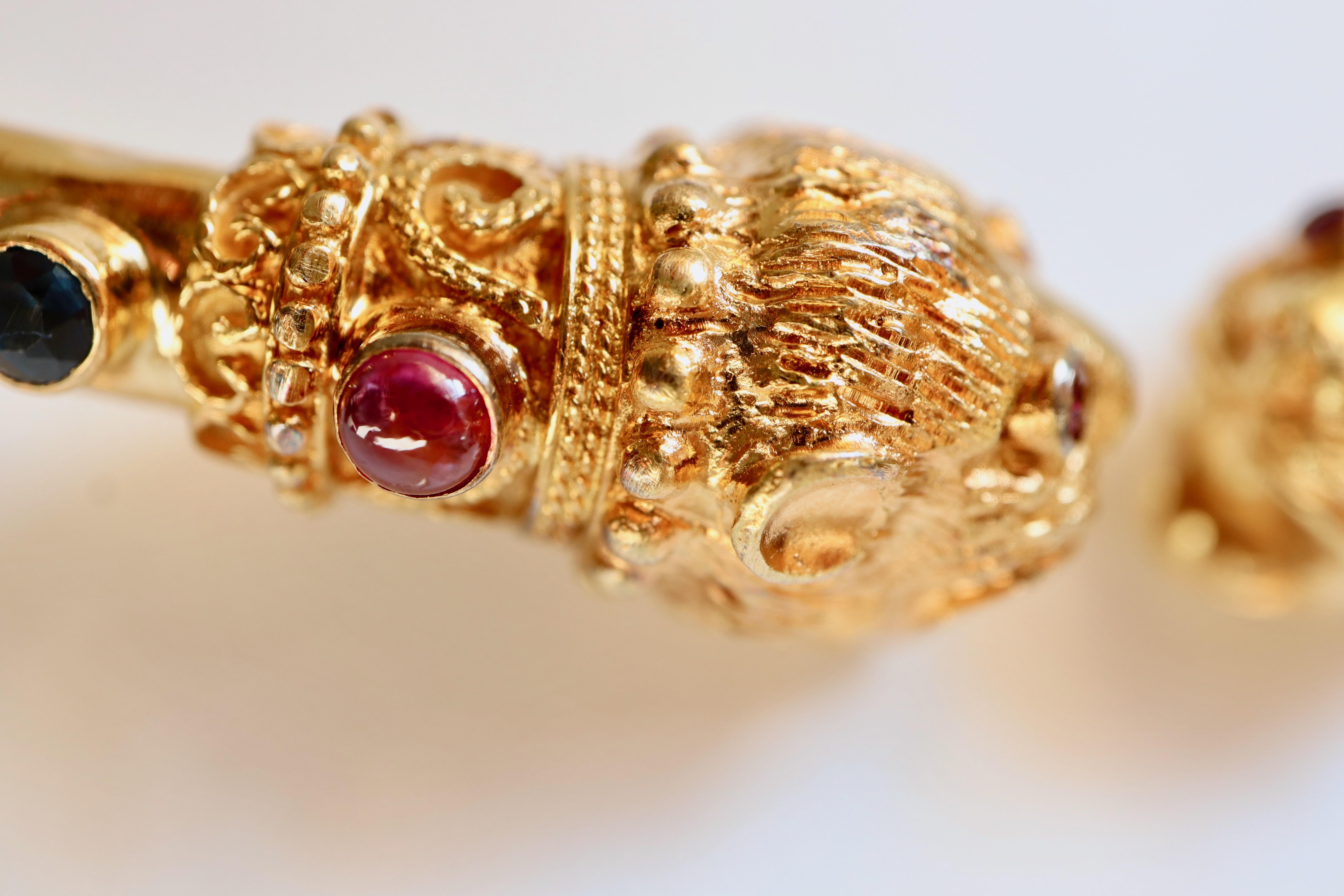 Lalaounis Collier de têtes de lion en or jaune 18 carats, saphirs et rubis Bon état - En vente à Paris, FR