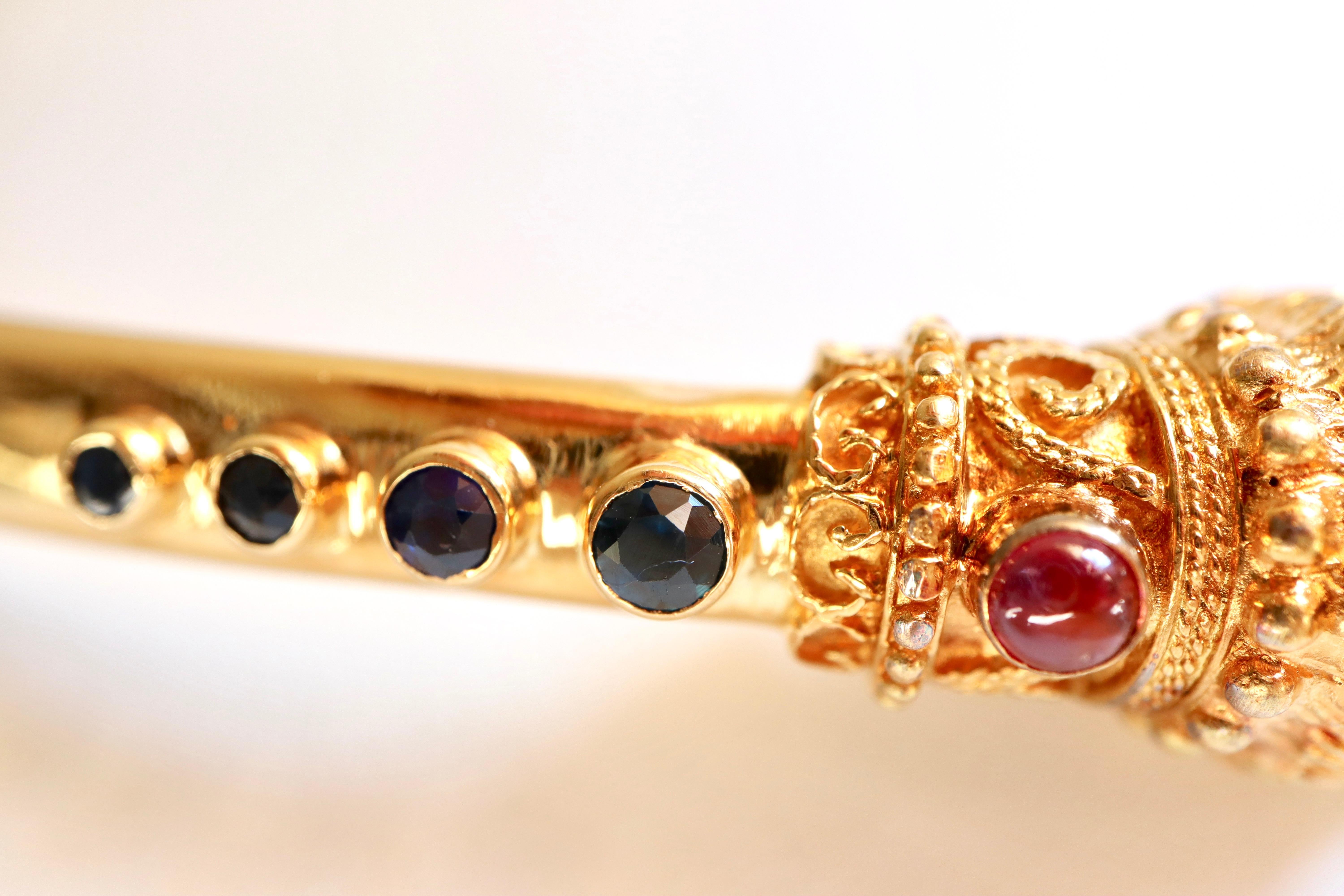 Lalaounis Collier de têtes de lion en or jaune 18 carats, saphirs et rubis Pour femmes en vente