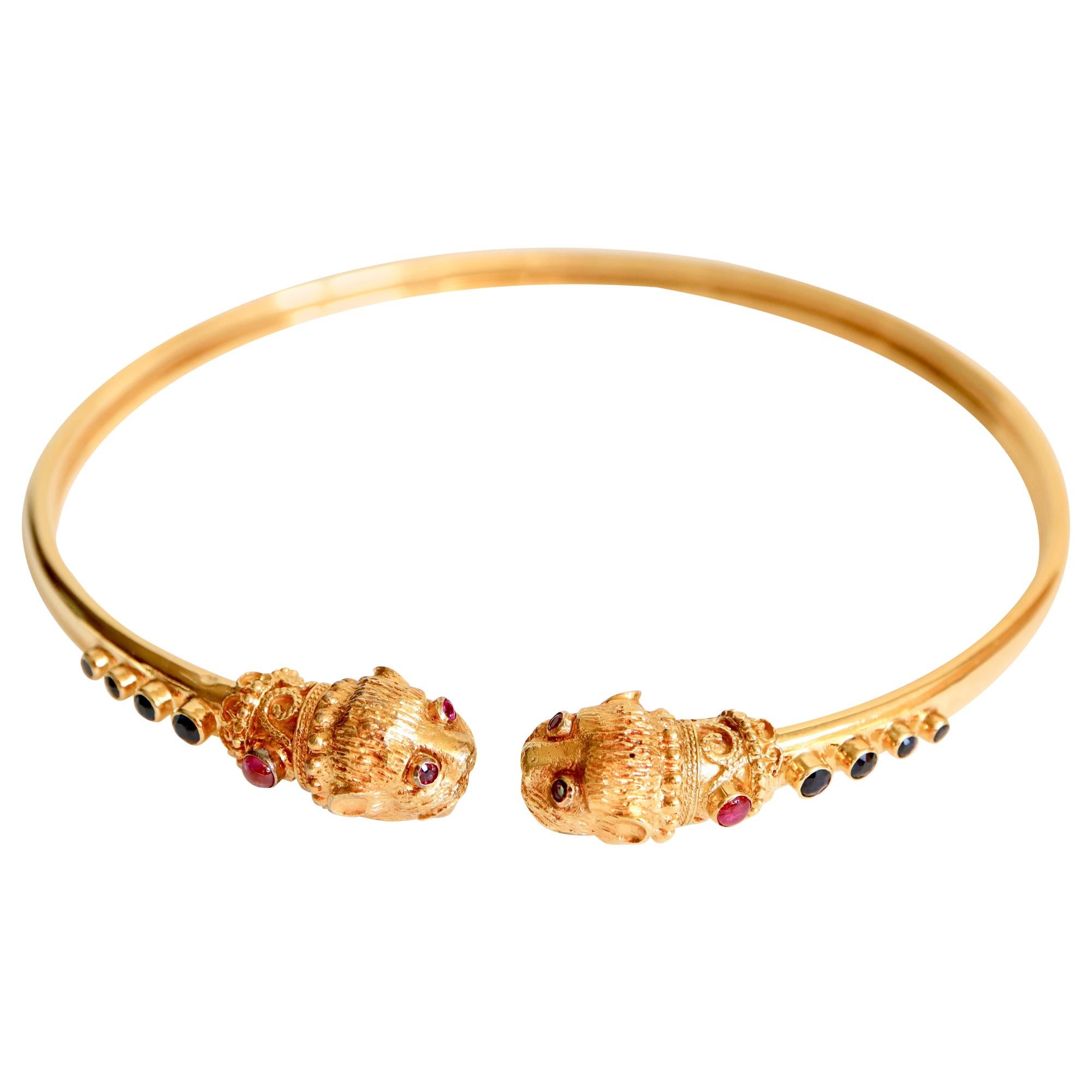 Lalaounis Collier de têtes de lion en or jaune 18 carats, saphirs et rubis en vente