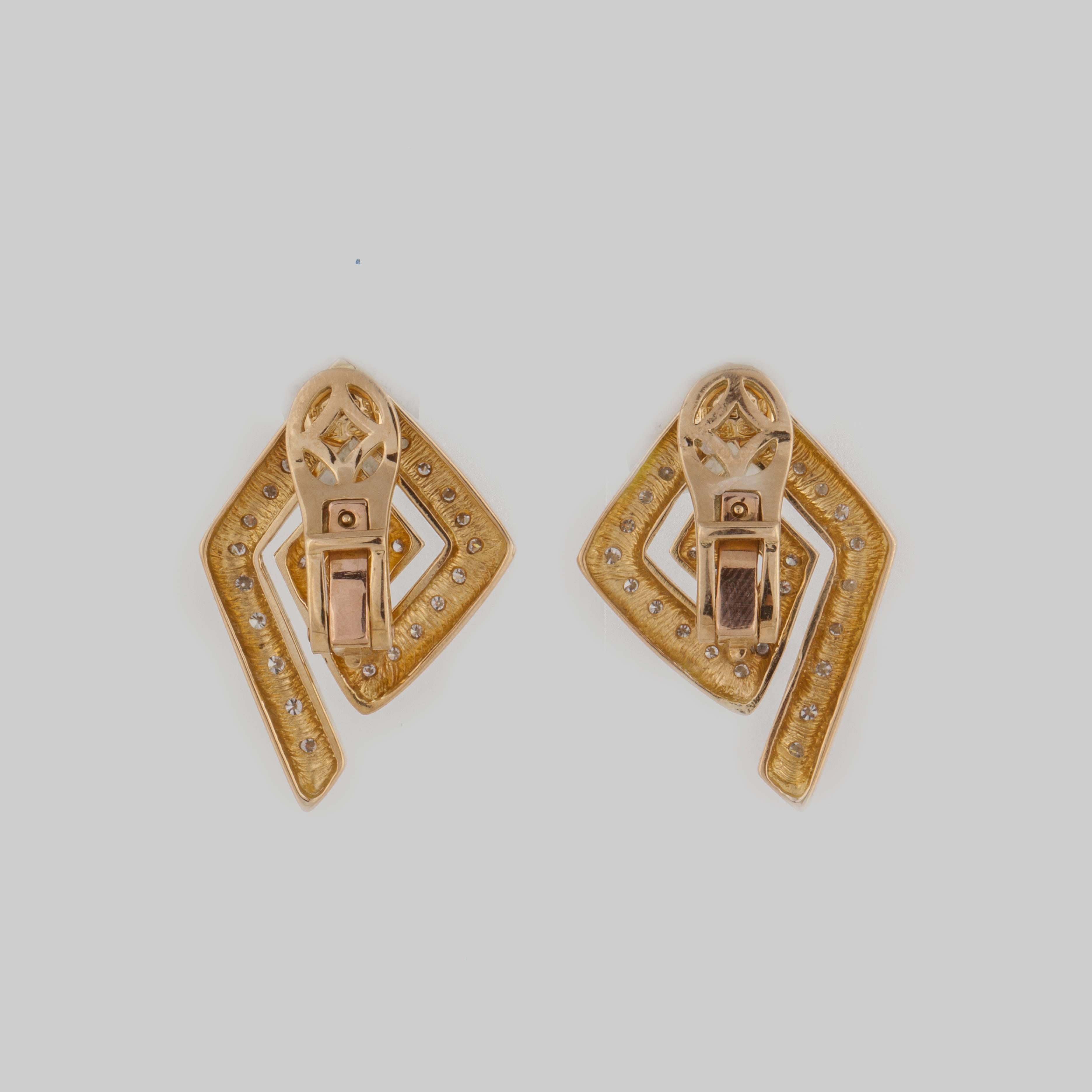 Taille ronde Boucles d'oreilles LaLaounis en or jaune 18 carats et diamants en vente