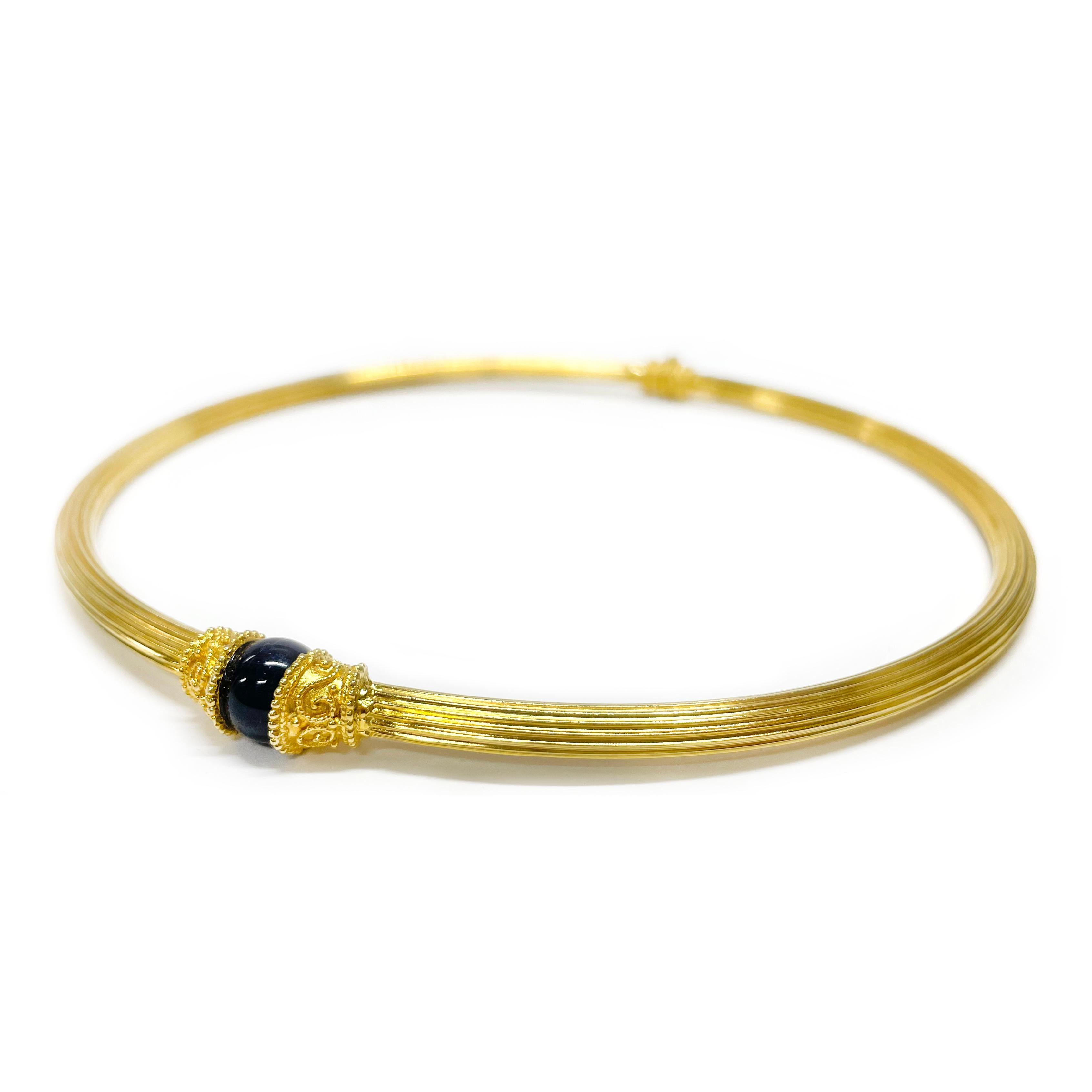 Ilias Lalaounis 18 Karat Gold Sodalith Halsband/Choker Halskette. Dieses einzigartige 8 mm breite Scharnier-Kropfband ist an einem Ende mit einer einzelnen blauen 10 mm Sodalith-Perle besetzt. An beiden Enden des Halsreifs und in der Nähe des