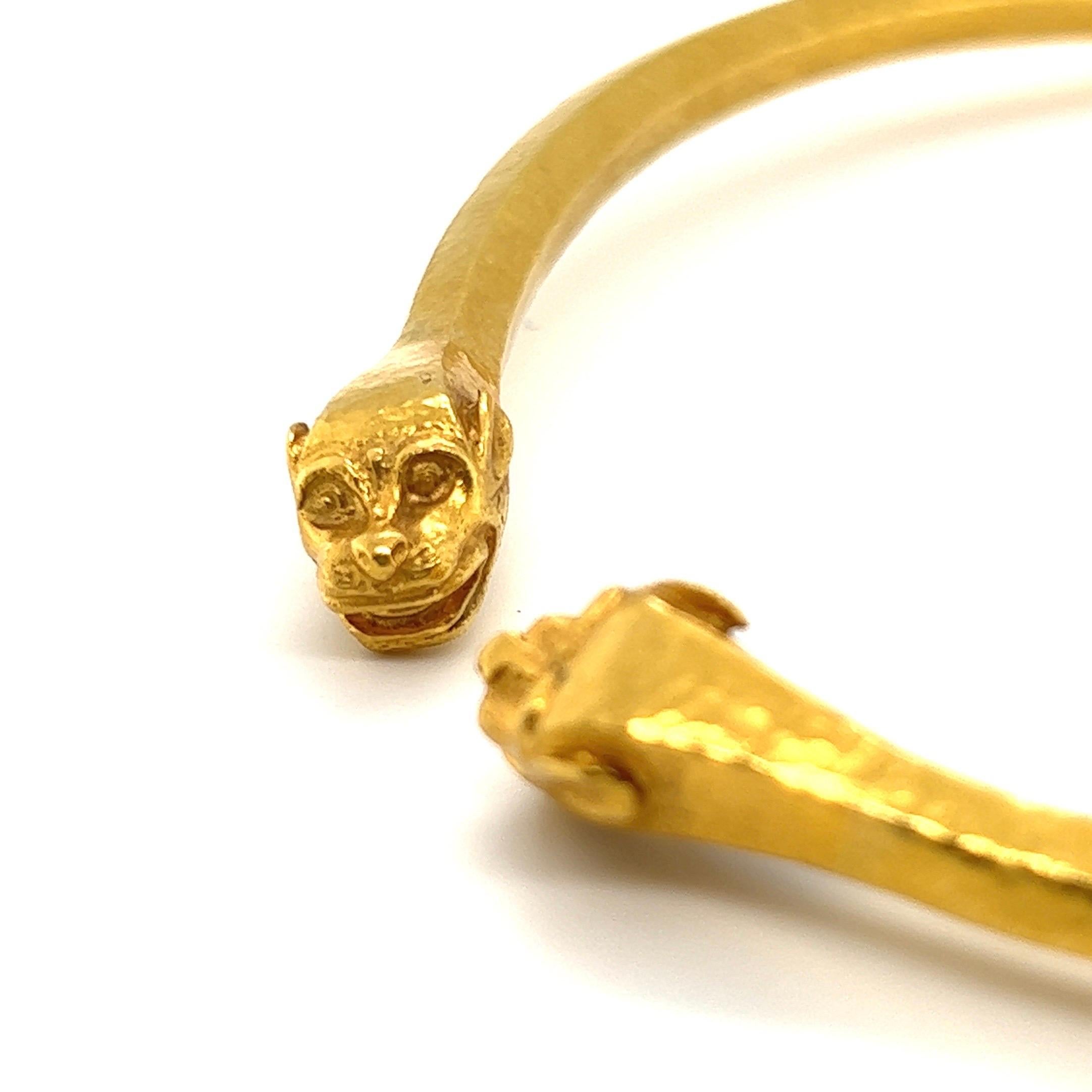 Fabulous 18 karat yellow gold torque/choker necklace by Ilias Lalaounis.
Hellenistic style rigid necklace handcrafted in 18 karat hammered gold ending by two feline's heads in the front. The necklace opens by a hinge in the back. It is light,