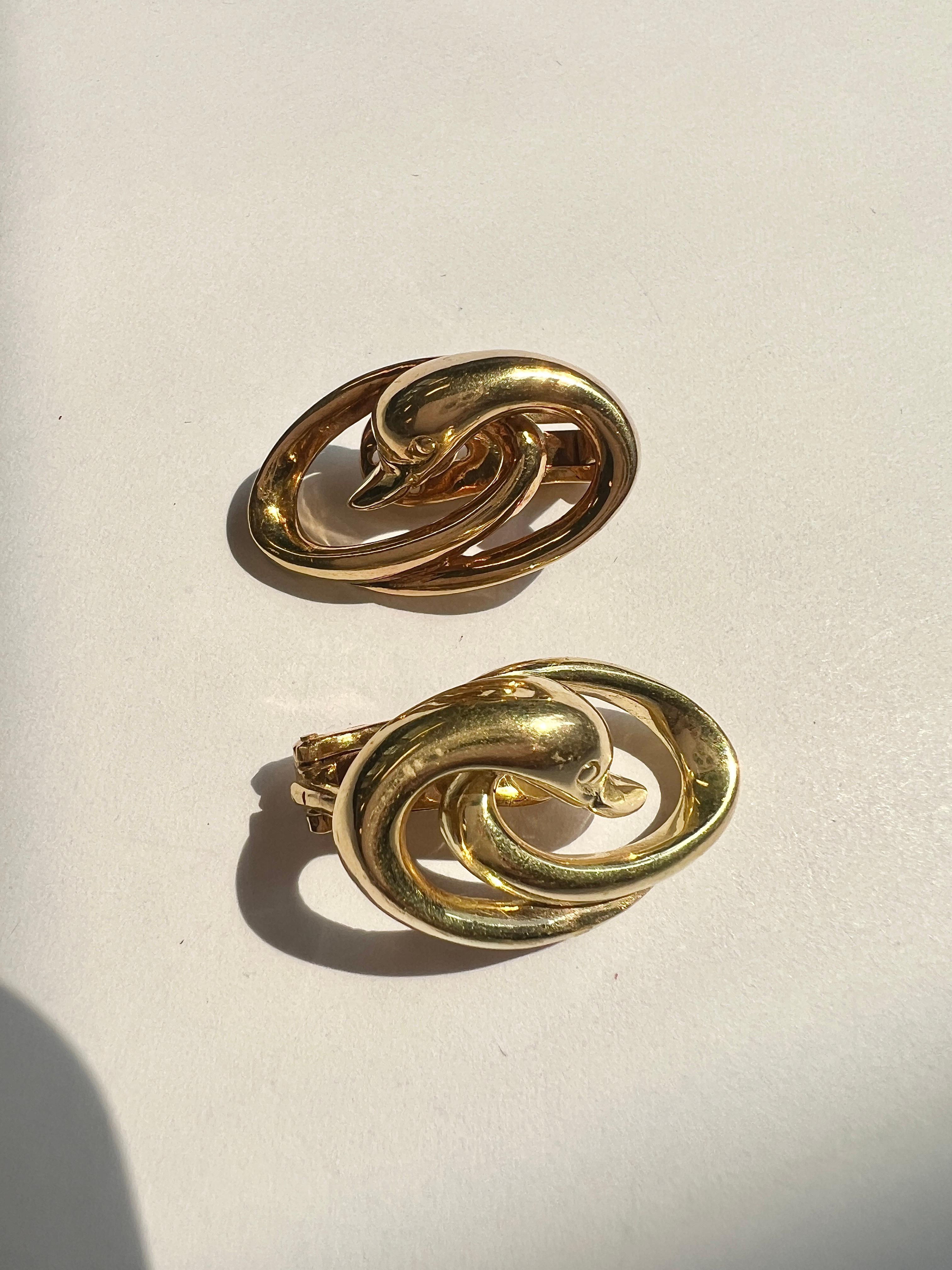Lalaounis 18k Gold Goose Clip-on Earrings

Fashionable 18k gold goose clip on earrings, signed by Lalaounis 
Measures 3cm long and 2cm wide.
Weight 15.7 grams

In excellent condition