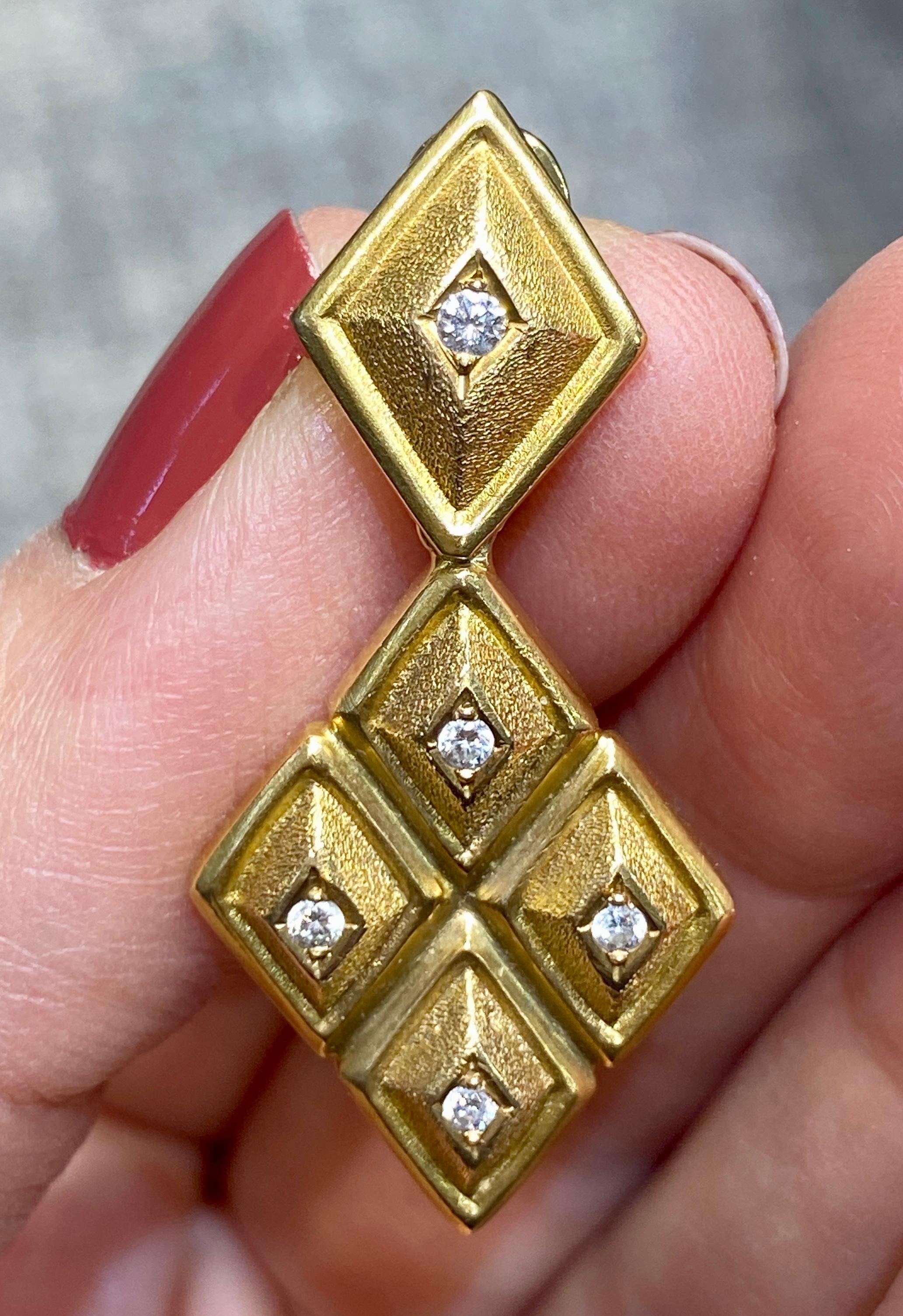 Contemporain Boucles d'oreilles pendantes géométriques Lalaounis en or jaune 18 carats et diamants en vente