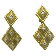 Boucles d'oreilles pendantes géométriques Lalaounis en or jaune 18 carats et diamants