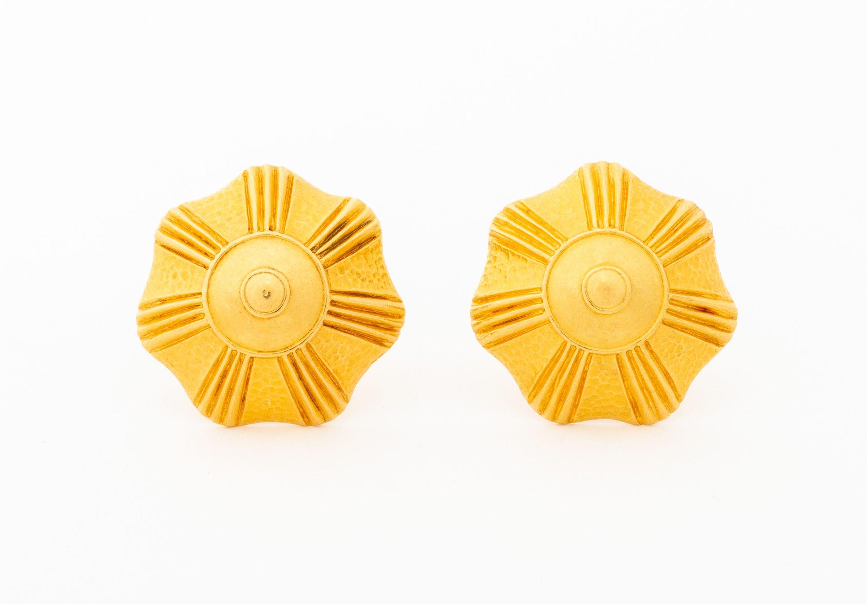 Boucles d'oreilles en or jaune 18 carats, conçues comme des dômes texturés, mats et brillamment polis avec des rayons de soleil, portées sur les lobes d'oreilles comme des clips avec des dos à levier et des pads cannelés, marquées : 