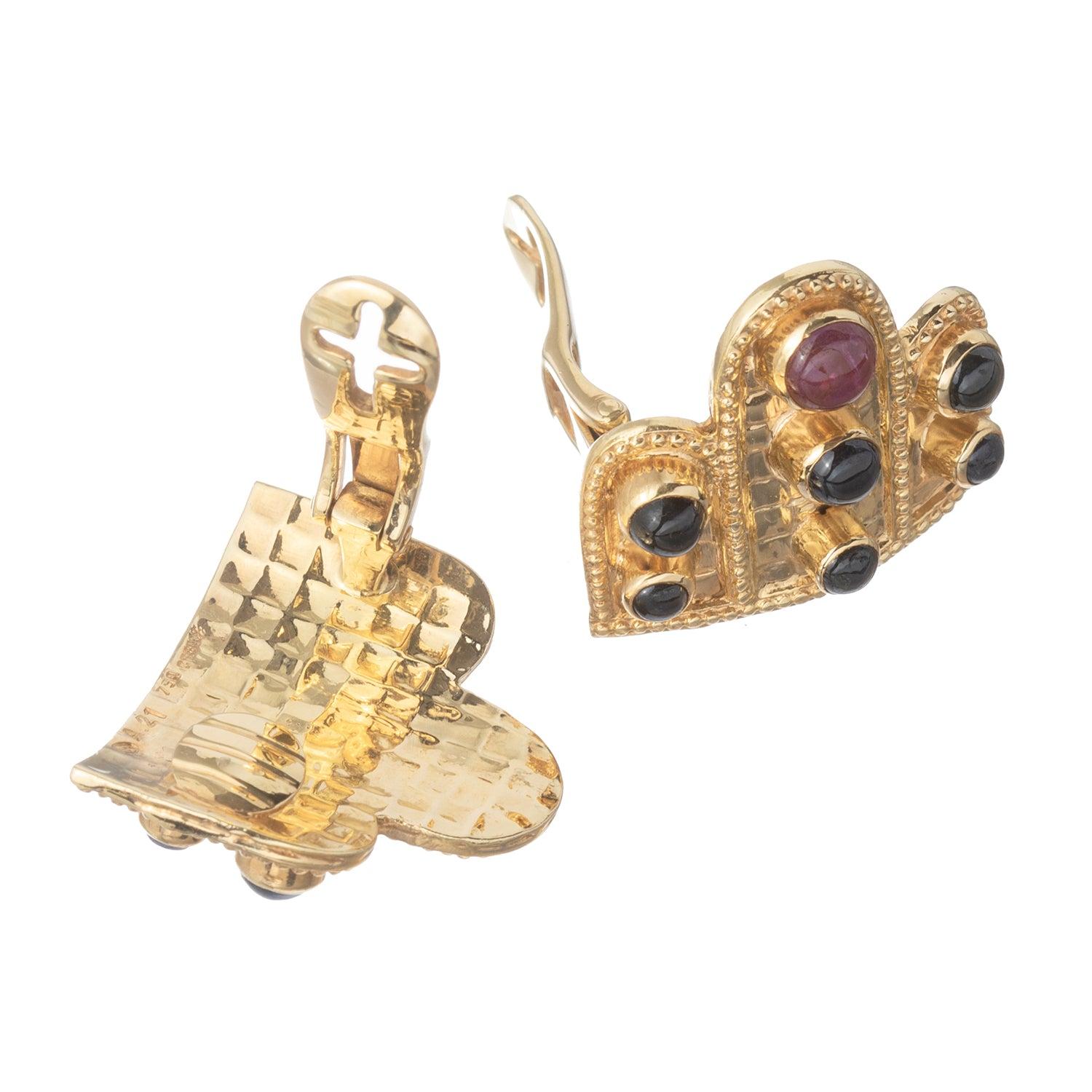 Grec classique Boucles d'oreilles Lalaounis en or jaune 18 carats, rubis et saphir en vente