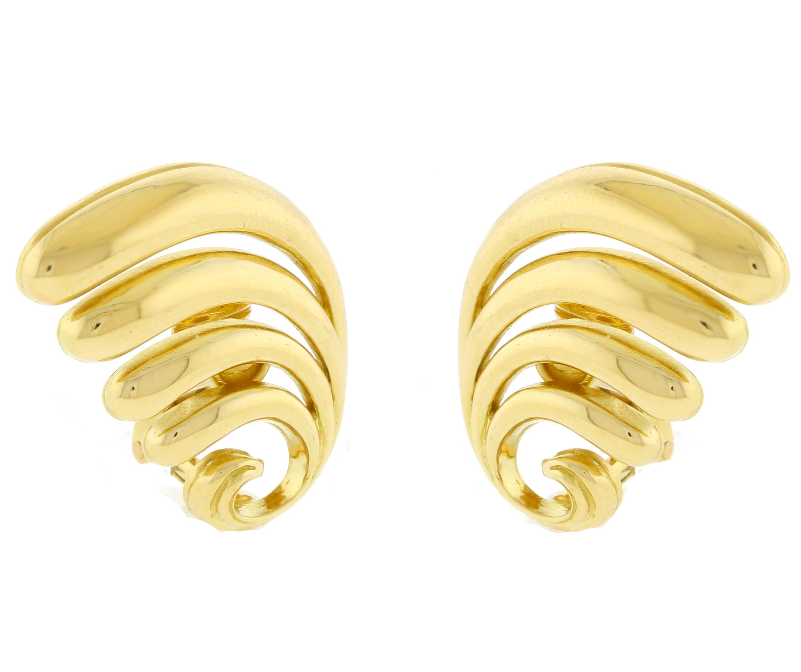 Rehaussez votre style avec ces exquises boucles d'oreilles en éventail Lalaounis 18kt, conçues pour faire une déclaration. Chaque boucle d'oreille présente une forme unique en éventail qui reflète une élégance et un savoir-faire intemporels. Dotés