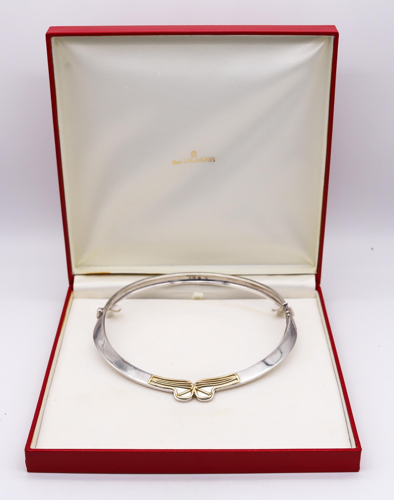 Halskette von Lalaounis entworfen.

Schlanke und elegante Halskette, die in den 1970er Jahren in Griechenland von dem Goldschmied Ilias Lalaounis entworfen wurde. Er wurde aus massivem 925er/999er Sterlingsilber und 18 Karat Gelbgold gefertigt. Die