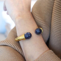 LALAOUNIS 1970 Griechischer Armreif aus 22 Karat Gelbgold mit blauenen Sodaliten