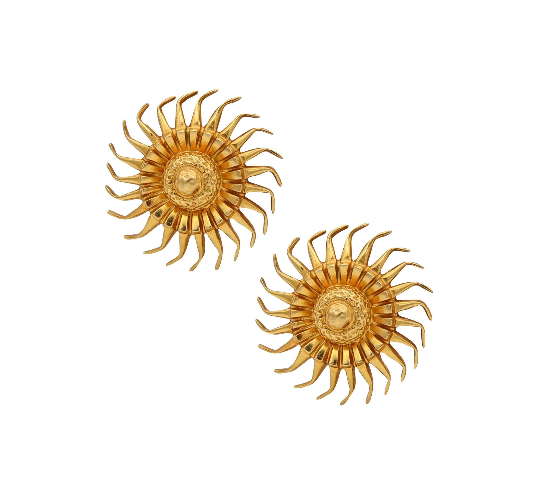 Lalaounis 1970 Hellenistic Sun Burst Clips Earrings in Solid 18Kt Yellow Gold In Excellent Condition For Sale In Miami, FL