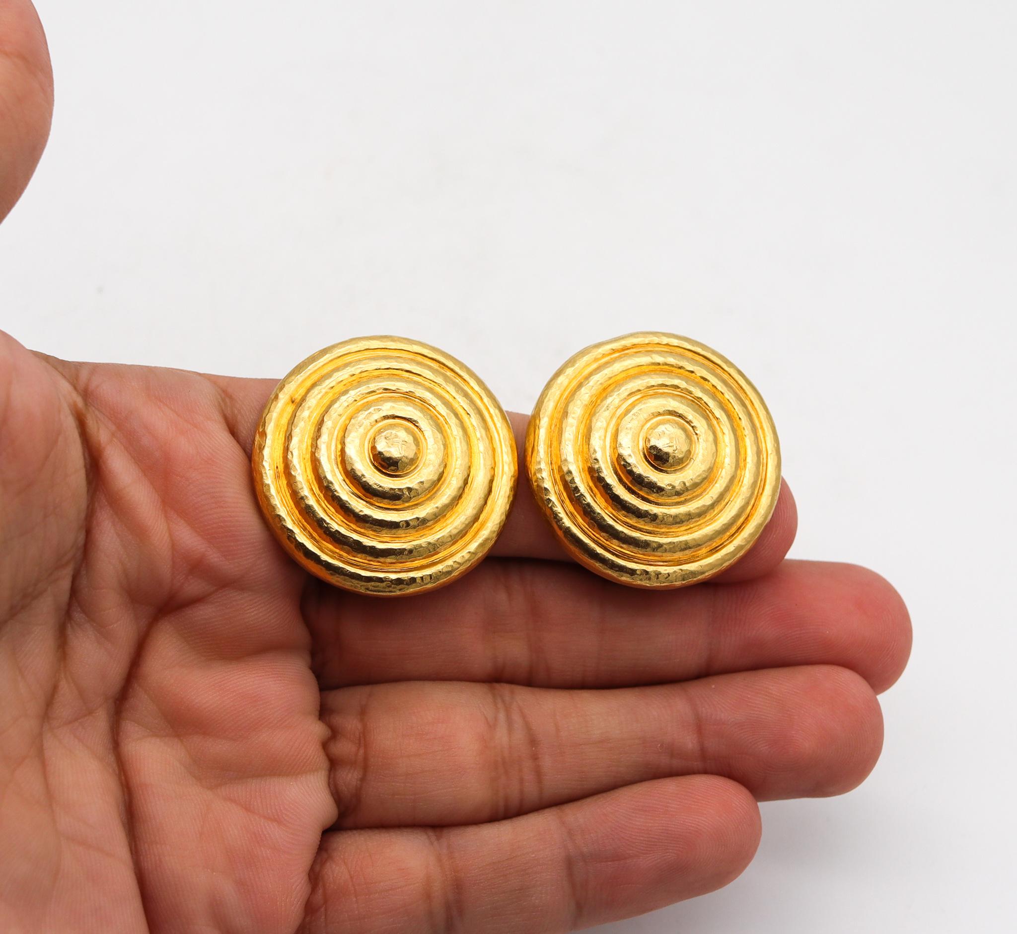 Lalaounis 1970 Minoans and Mycenaeans Round Clips Earrings in 22kt and 18kt Gold In Good Condition In Miami, FL