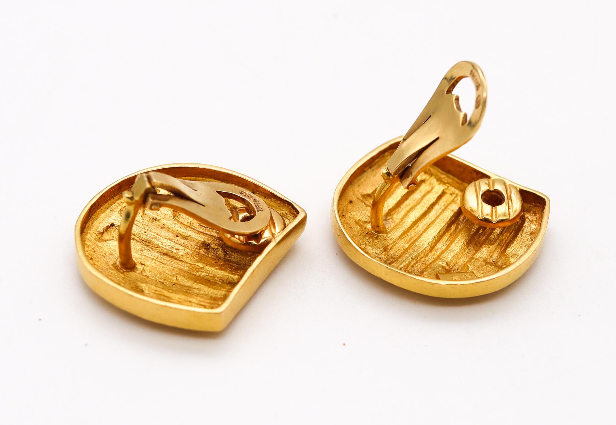 Une paire de boucles d'oreilles conçue par Ilias Lalaounis.

De belles et rares pièces géométriques, créées en Grèce par la maison de joaillerie Lalaounis, dans les années 1970. Ces superbes boucles d'oreilles ont été soigneusement réalisées en or
