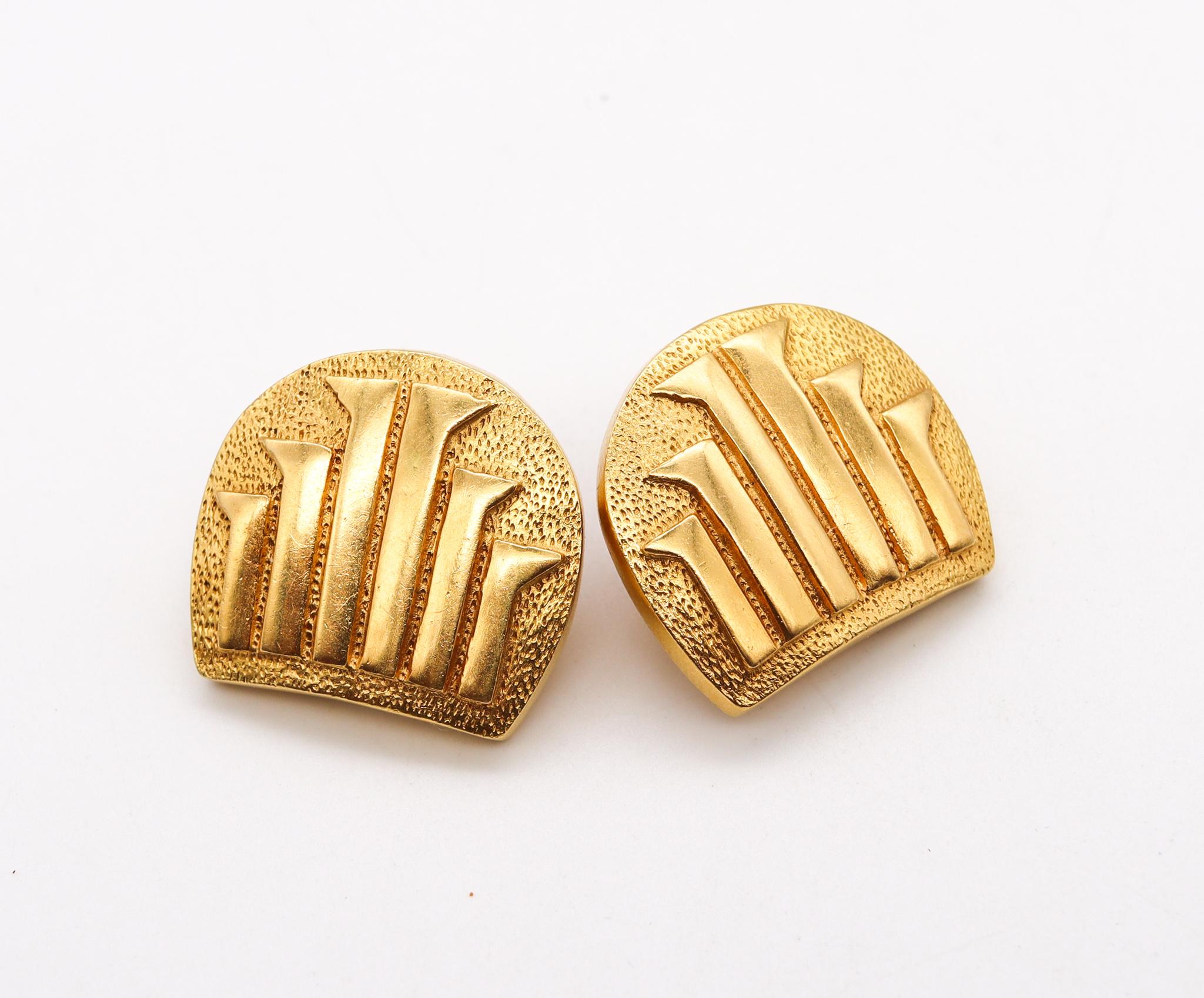 Moderniste Boucles d'oreilles modernistes géométriques Lalaounis 1970 en or jaune 18 carats texturé massif en vente