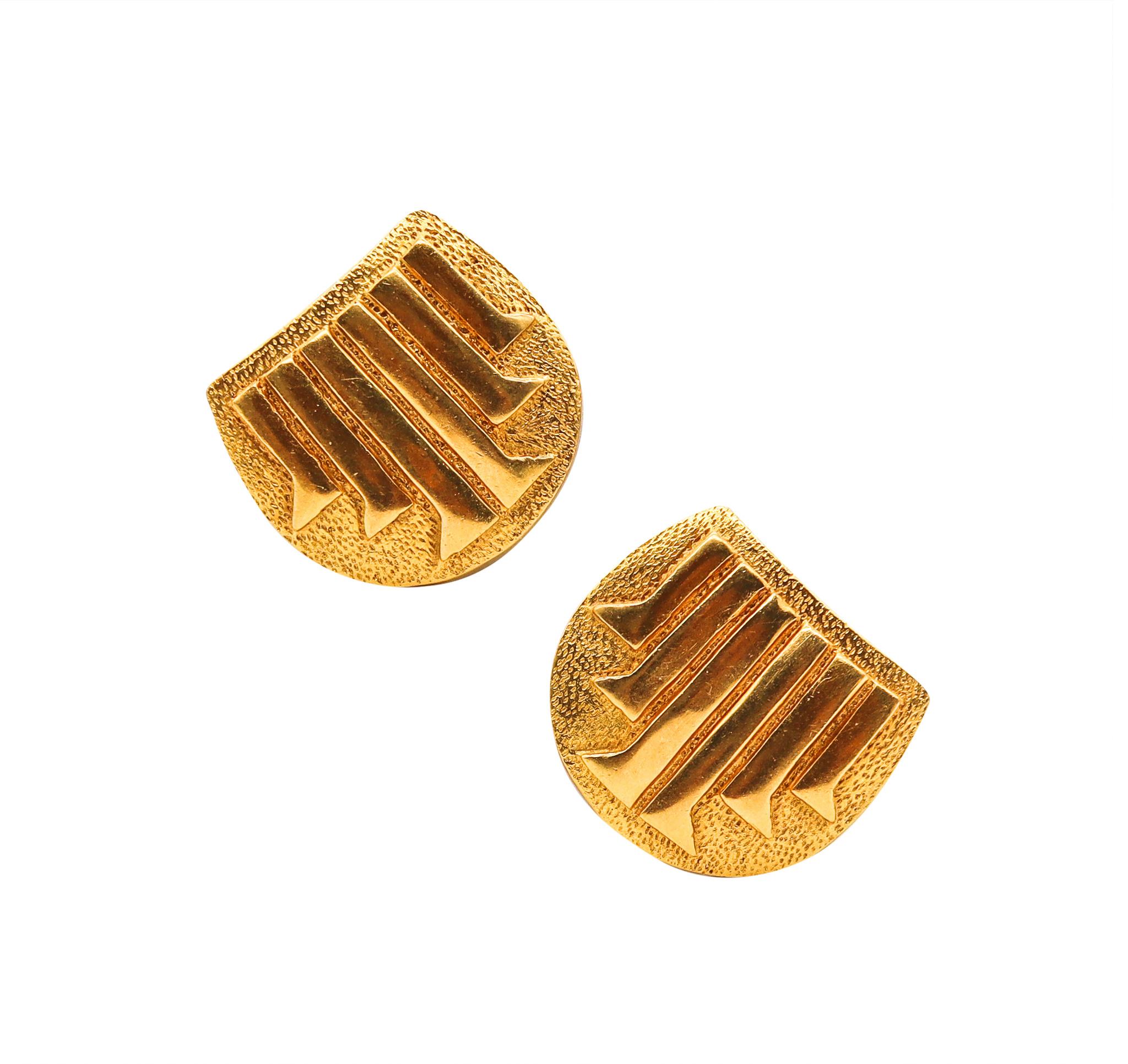 Boucles d'oreilles modernistes géométriques Lalaounis 1970 en or jaune 18 carats texturé massif Pour femmes en vente
