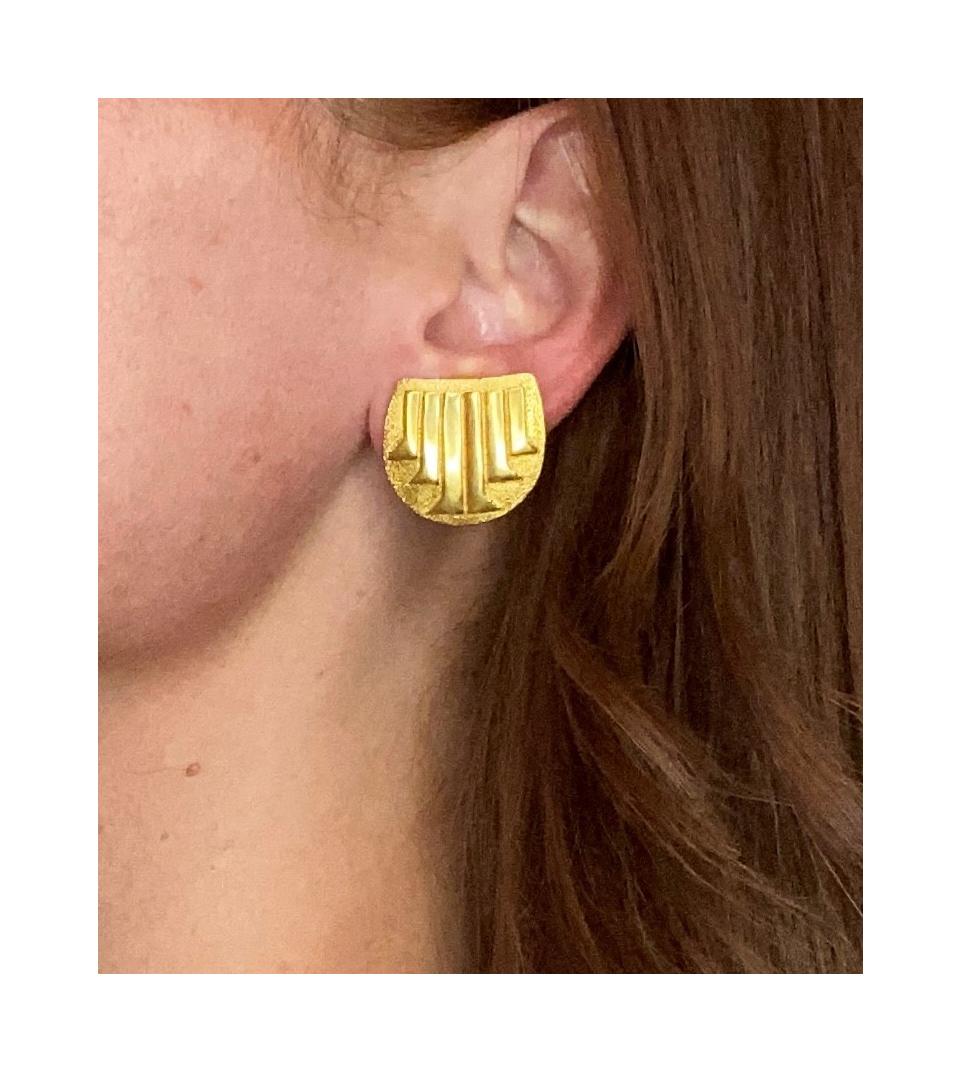 Boucles d'oreilles modernistes géométriques Lalaounis 1970 en or jaune 18 carats texturé massif en vente 1