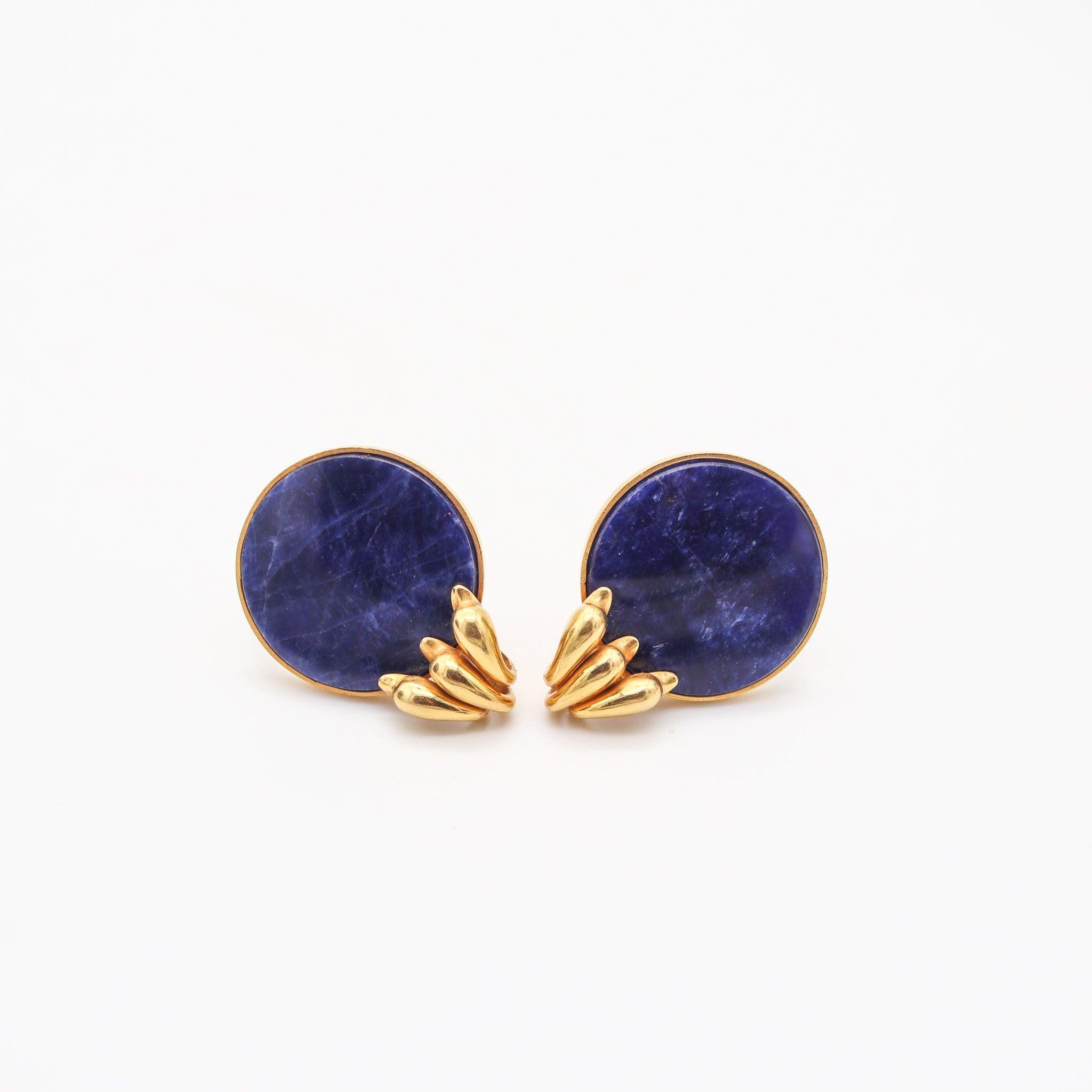 LALAOUNIS 1970 Modernist Clips-On Earrings In 22Kt Yellow Gold & Blue Sodalites In Excellent Condition For Sale In Miami, FL