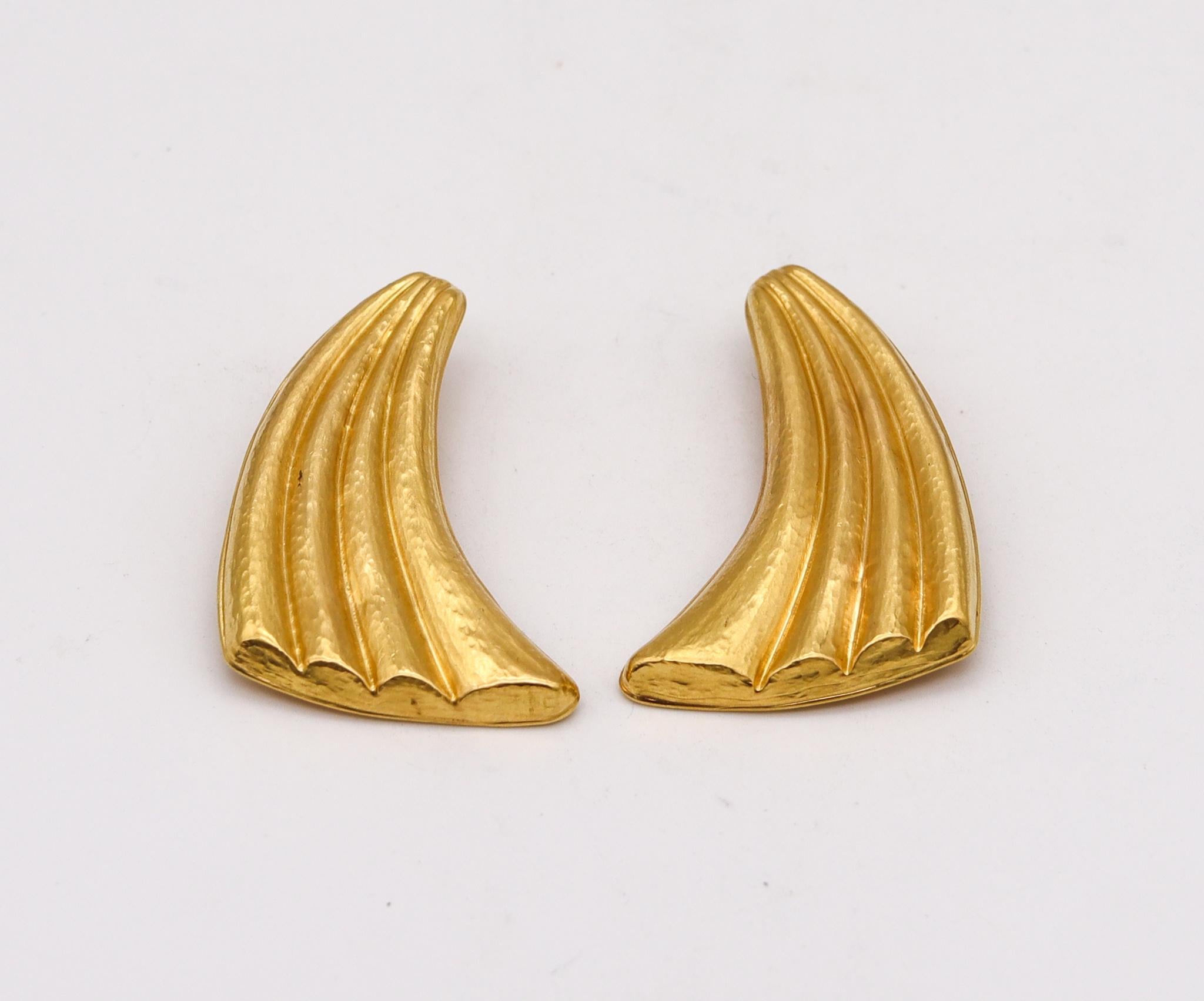 Ein Paar Ohrringe, entworfen von Ilias Lalaounis.

Wunderschöne Ohrringe, die in den 1970er Jahren in Griechenland vom Schmuckhaus Ilias Lalaounis entworfen wurden. Dieses wunderschöne, kühne Paar im Vintage-Stil ist Teil der Kollektion The Dawn Of