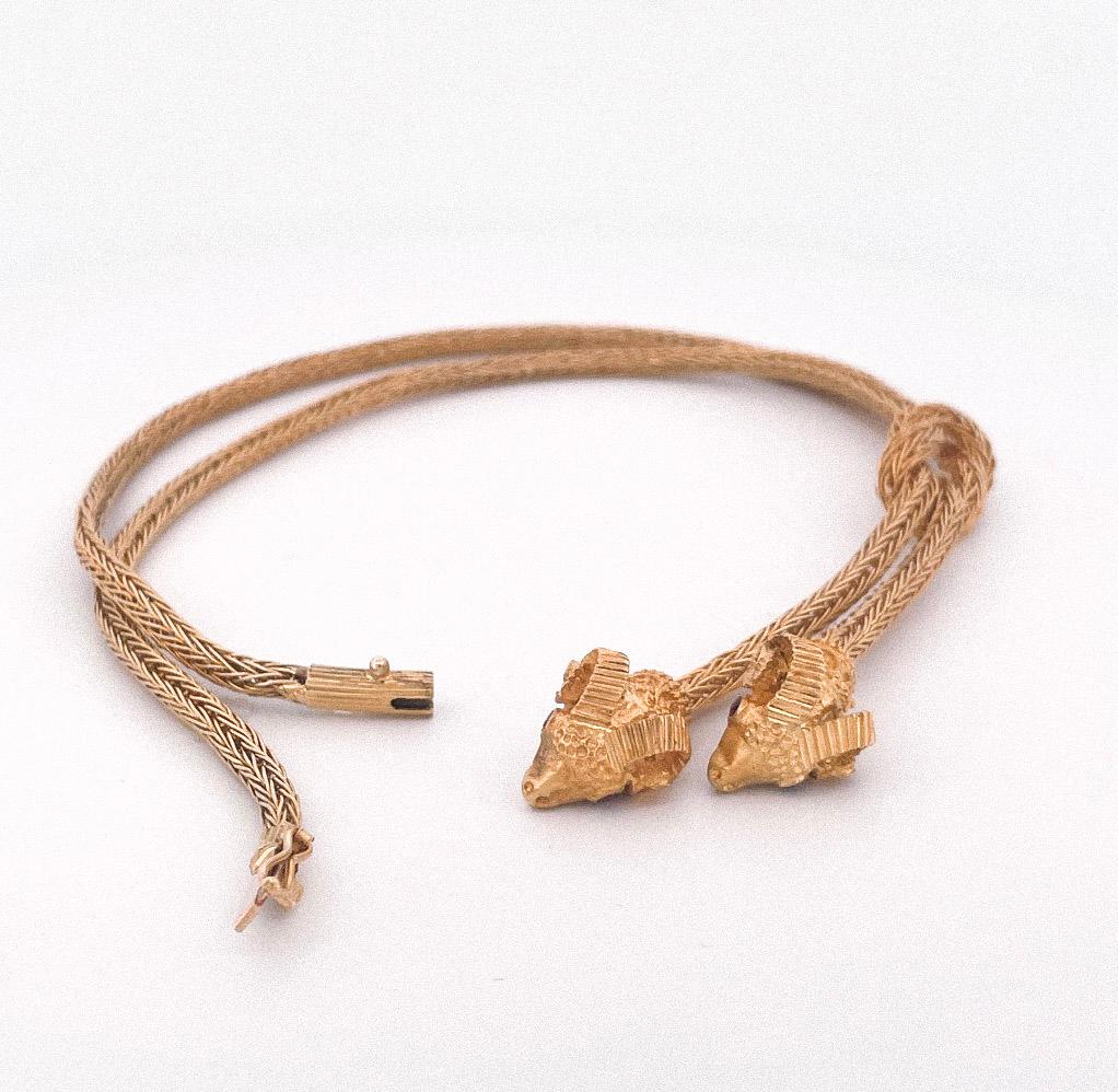 Halskette im Stil eines Widderkopfs aus 18 Karat Gelbgold von Designer Lalaounis, ca. 1980er Jahre. Diese Halskette besteht aus 4 Rubinen mit einem Gesamtgewicht von 0,10 Karat, die auf den Endkappen der Widderköpfe gefasst sind. Diese Halskette ist