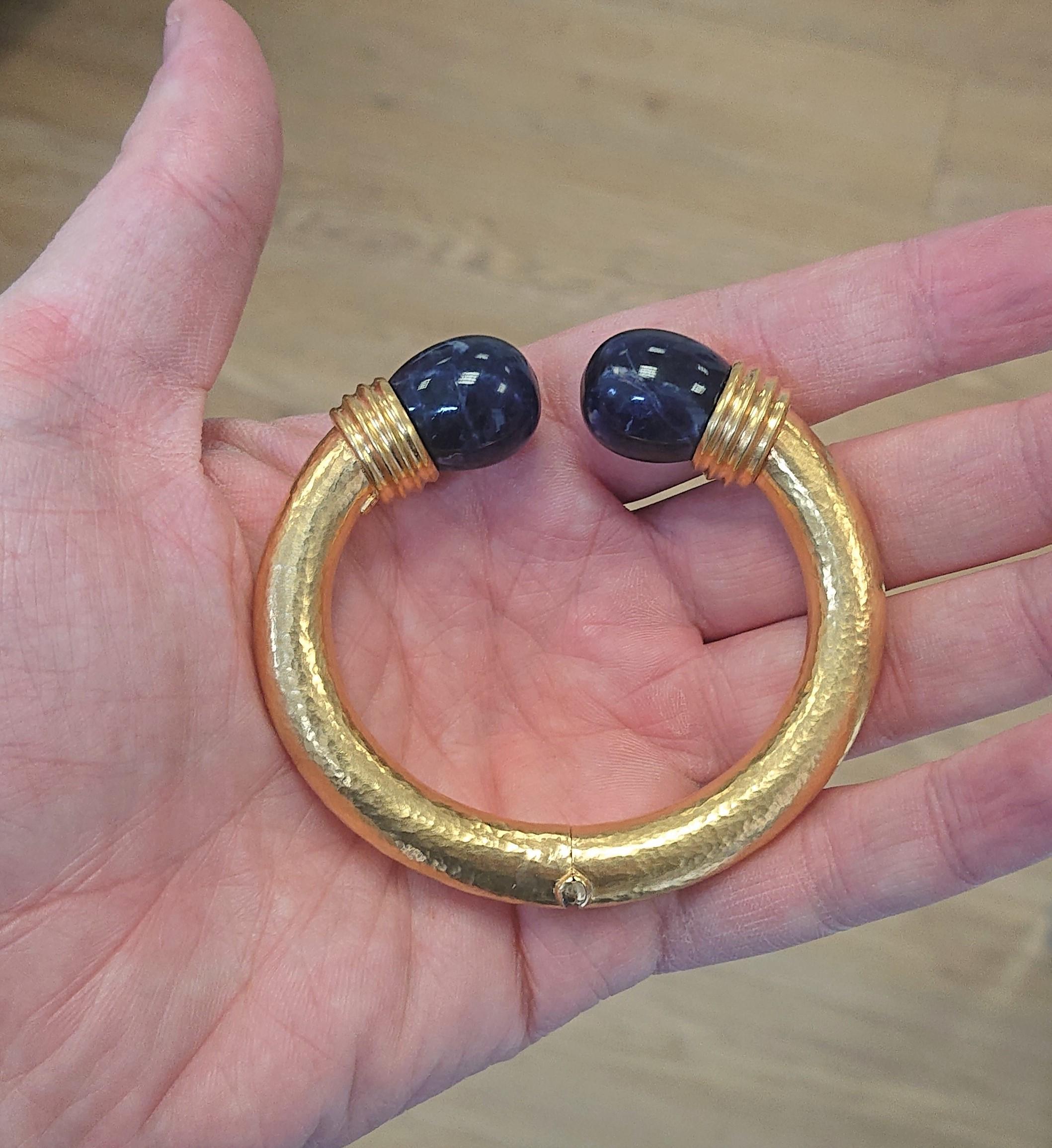 Lalaounis 22 Carat Hammered Yellow Gold and Sodalite Hinged Bangle In Excellent Condition For Sale In London, GB