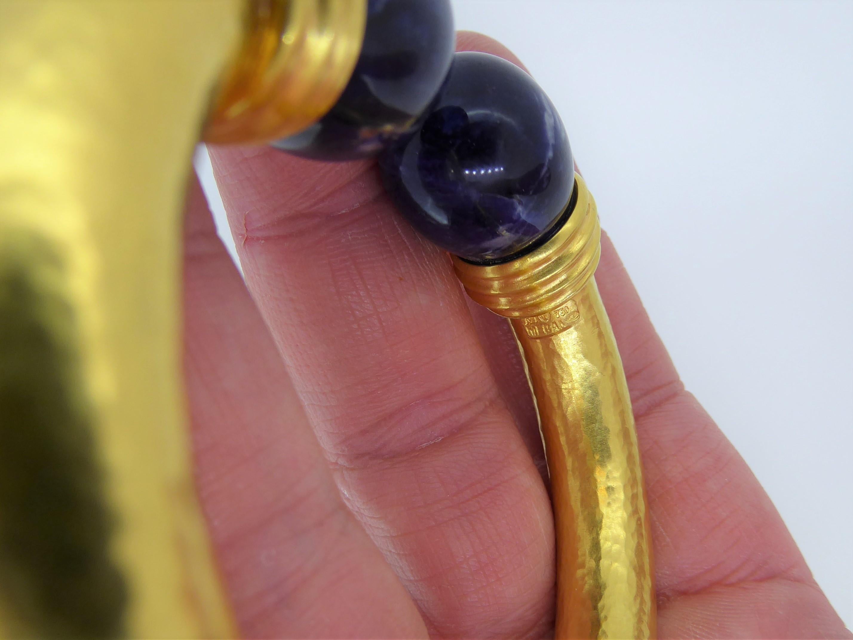 Women's or Men's Lalaounis 22 Carat Hammered Yellow Gold and Sodalite Hinged Bangle For Sale