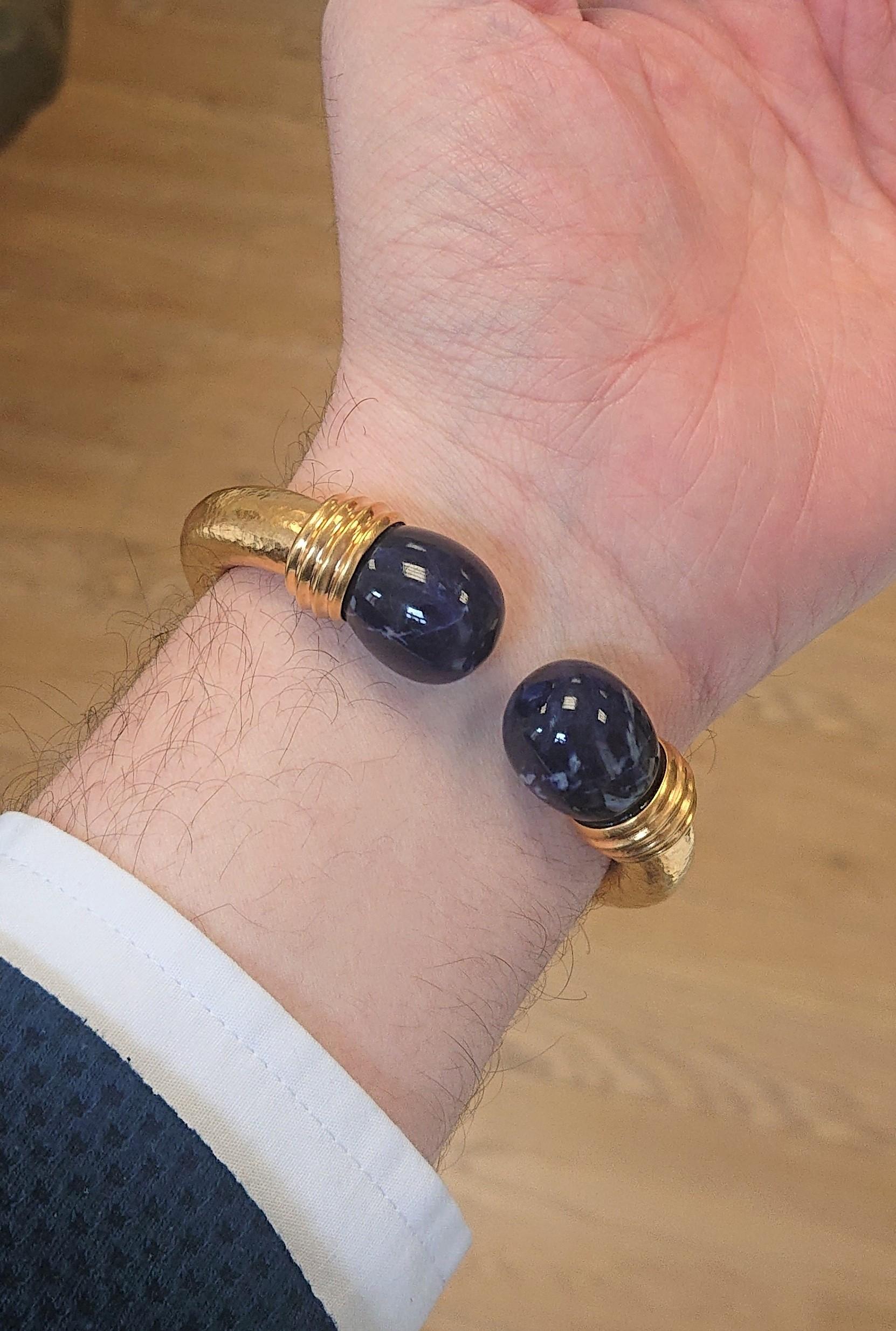 Lalaounis 22 Carat Hammered Yellow Gold and Sodalite Hinged Bangle For Sale 2