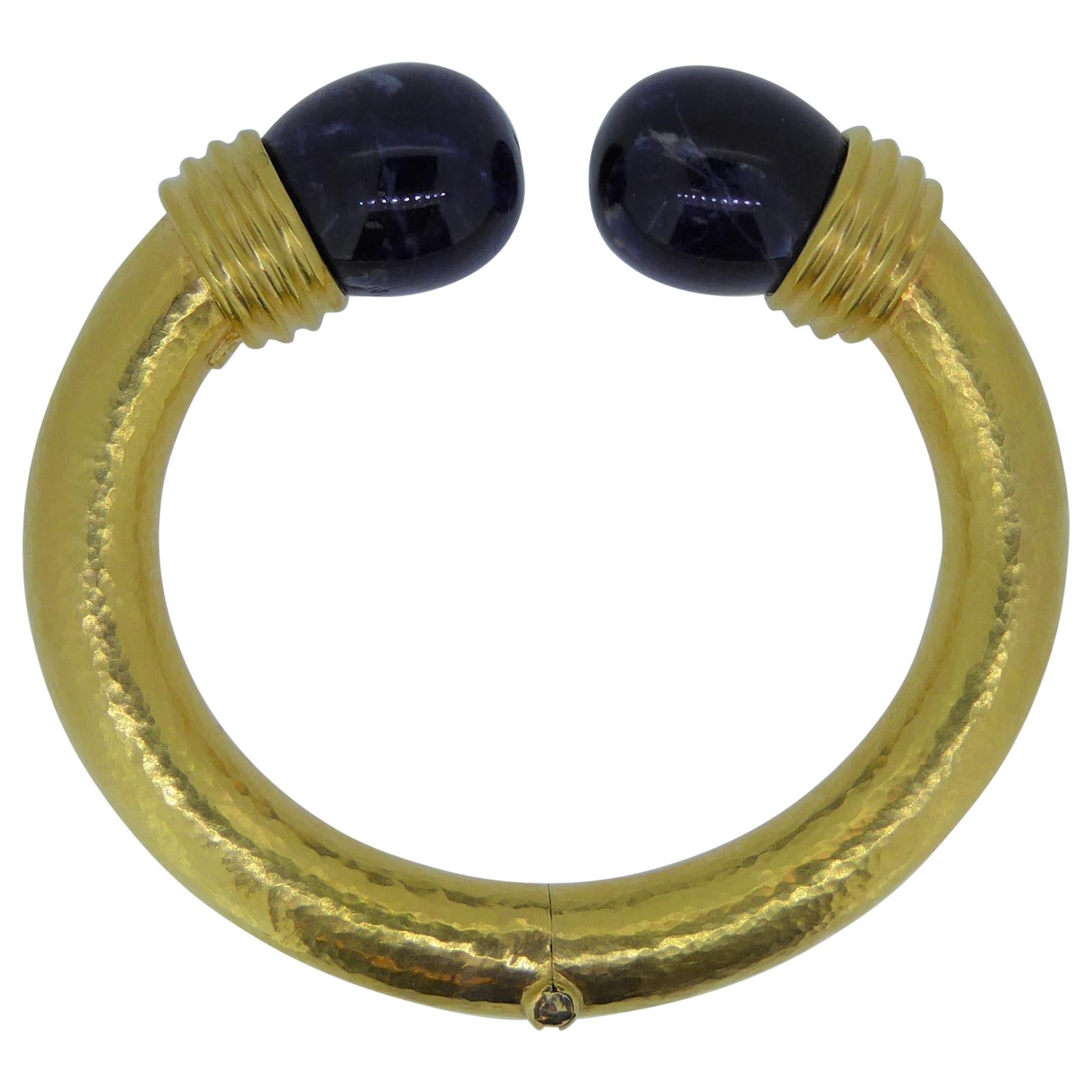 Lalaounis 22 Carat Hammered Yellow Gold and Sodalite Hinged Bangle For Sale
