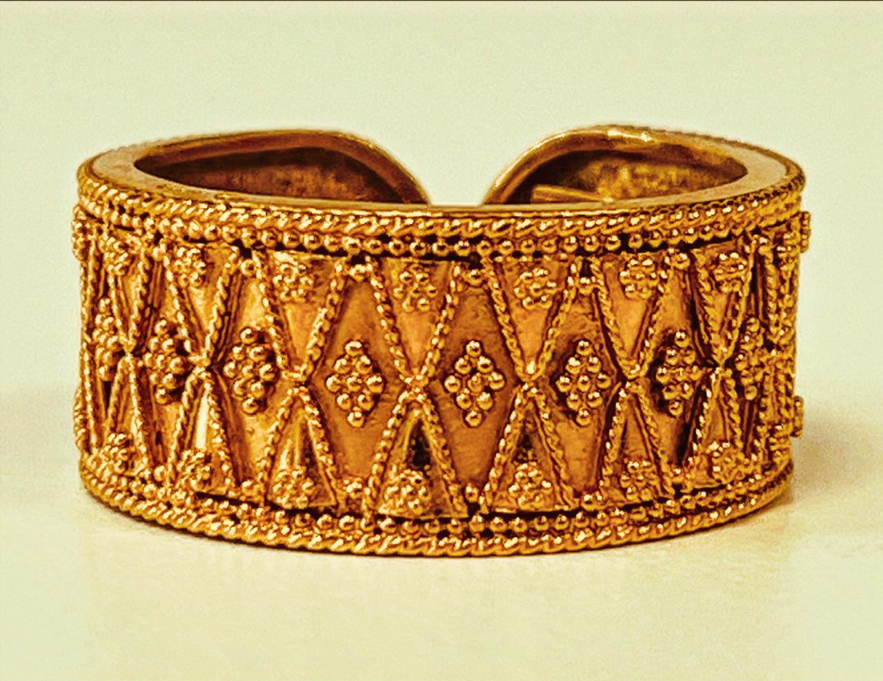 Offener Ring aus hochkarätigem Gold (20-22 K) von ILIAS LALAOUNIS, mit feiner Granulierung im hellenistischen Stil. 11 mm (1,1 cm) breit. Dieser handgefertigte Ring wurde nach einer alten griechischen Technik hergestellt. Gesamtgewicht: 10,5 Gramm.