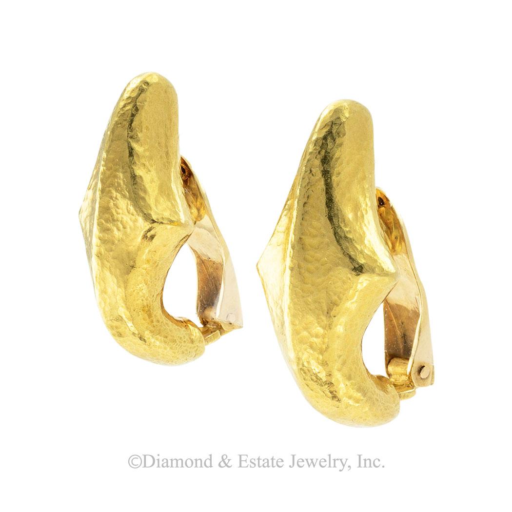 Lalaounis 22-karat gold clip-on earrings circa 1980. *

SPECIFICATIONS:

METAL:  22-karat yellow gold.

WEIGHT:  14.3 grams.

EARRING BACKS:  clip backs.

HALLMARKS:  maker’s marks and signed Lalaounis

MEASUREMENTS:  approximately 1-1/8” (2.90 cm)