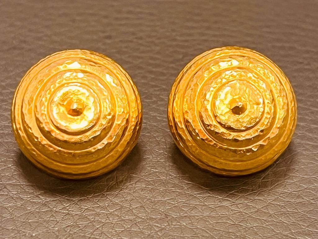 LALAOUNIS - Paire de Clips d'oreilles en or jaune 22cts Hammés en vente 5