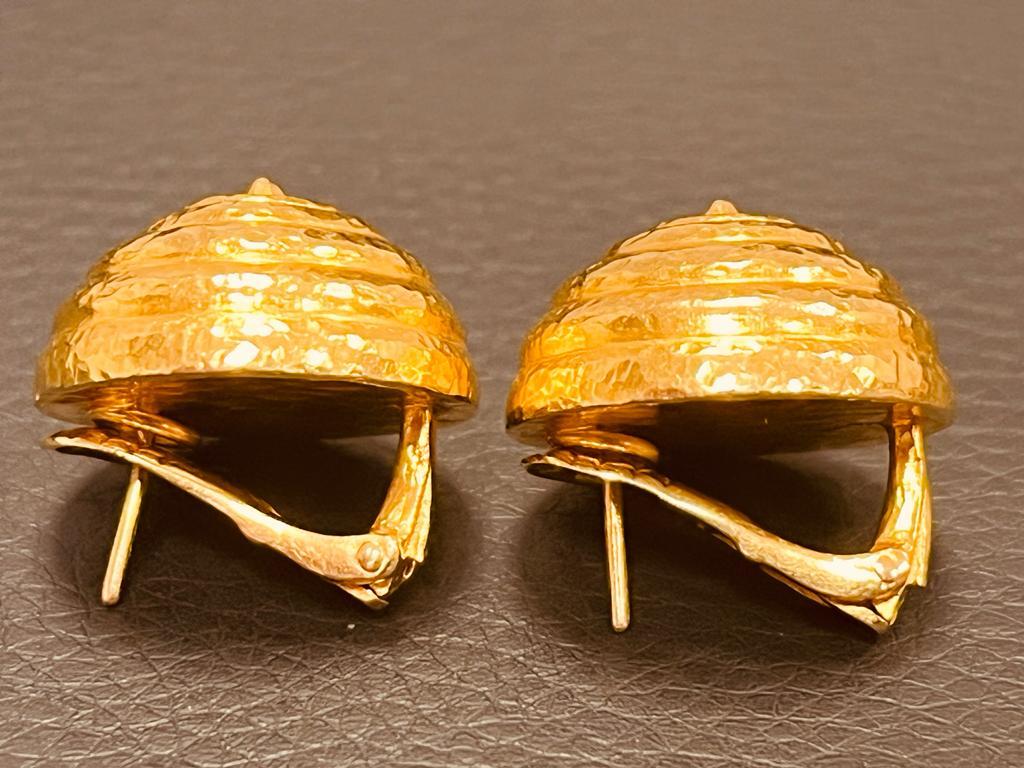 LALAOUNIS - A Pair Of 22cts Hammered Yellow Gold Bead Ear Clips For Sale 6