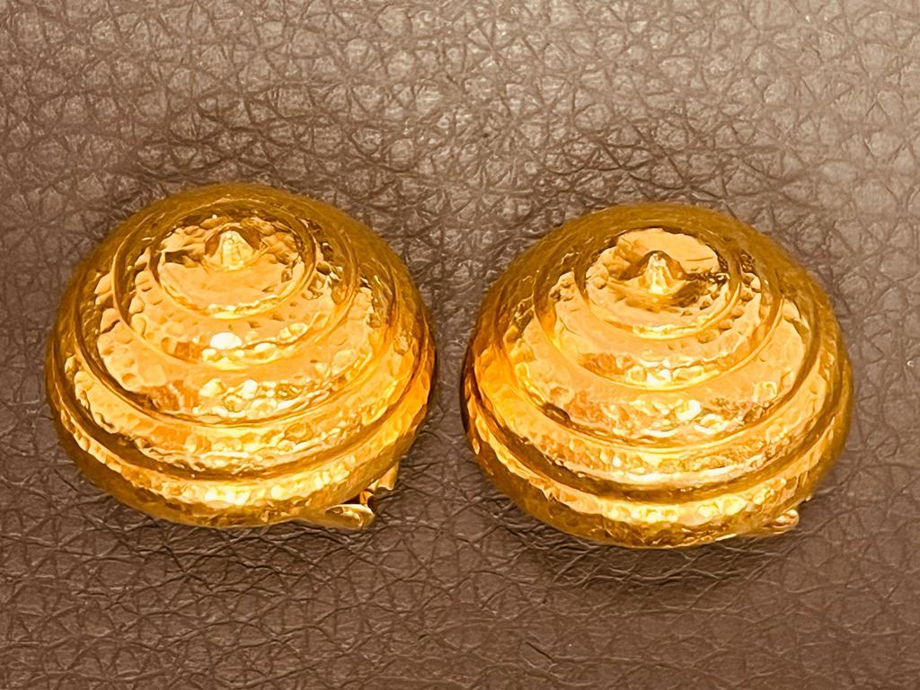 LALAOUNIS - Paire de Clips d'oreilles en or jaune 22cts Hammés en vente 7