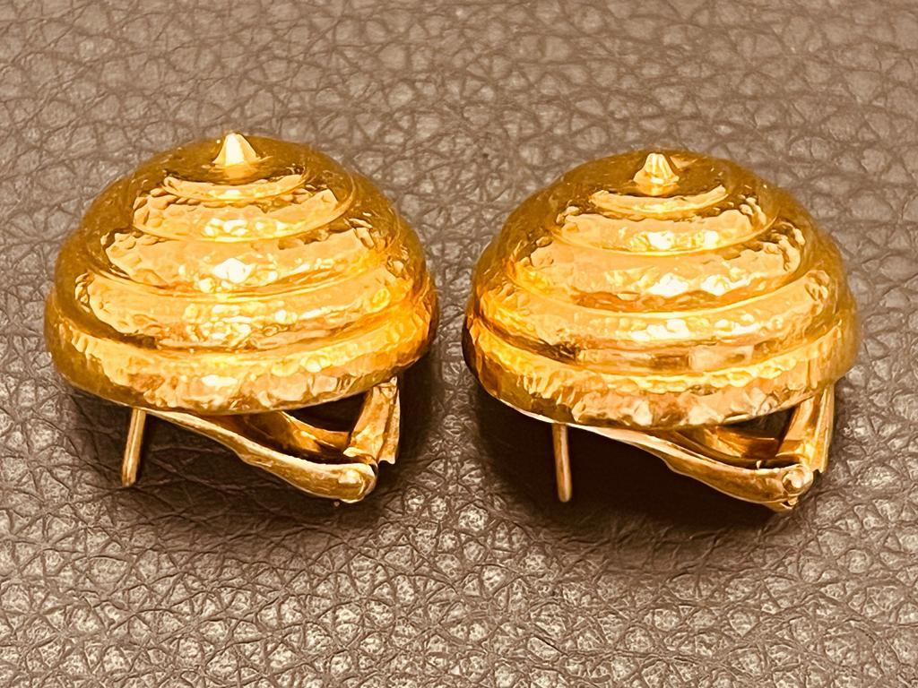 LALAOUNIS - Paire de Clips d'oreilles en or jaune 22cts Hammés en vente 2