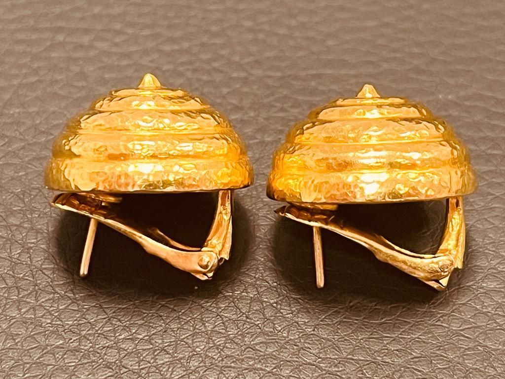 LALAOUNIS - A Pair Of 22cts Hammered Yellow Gold Bead Ear Clips For Sale 4