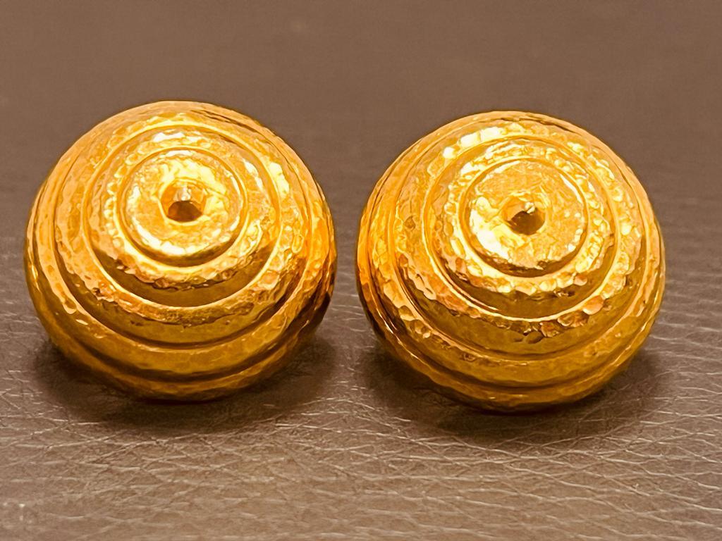 LALAOUNIS - ein Paar Ohrclips aus gehämmertem 22-karätigem Gelbgold mit Perlen. Inspiriert von der mykenischen Periode. Mit Ohrclips und Pfosten. Ungefähr 2 cm im Durchmesser und 1,1 cm hoch. Wiegt 13,1 Gramm. Signiert 