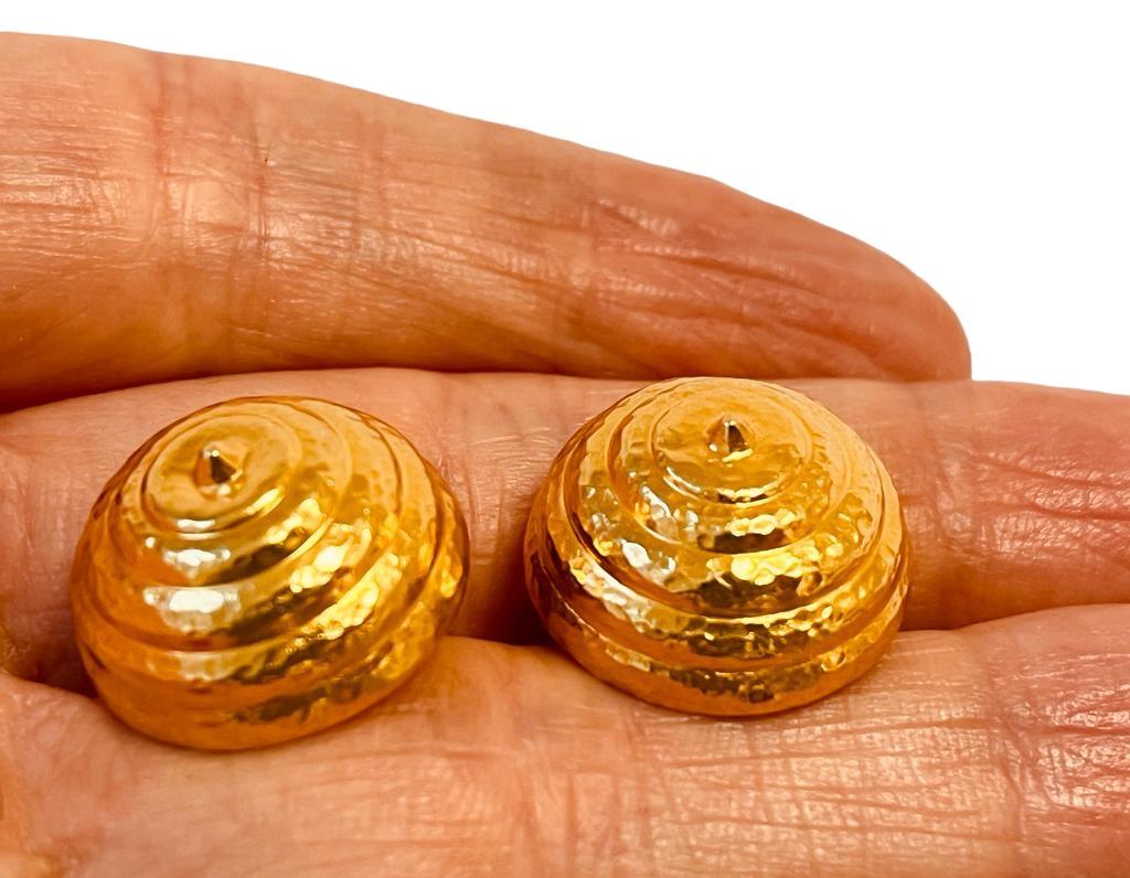 LALAOUNIS - Paire de Clips d'oreilles en or jaune 22cts Hammés en vente 1