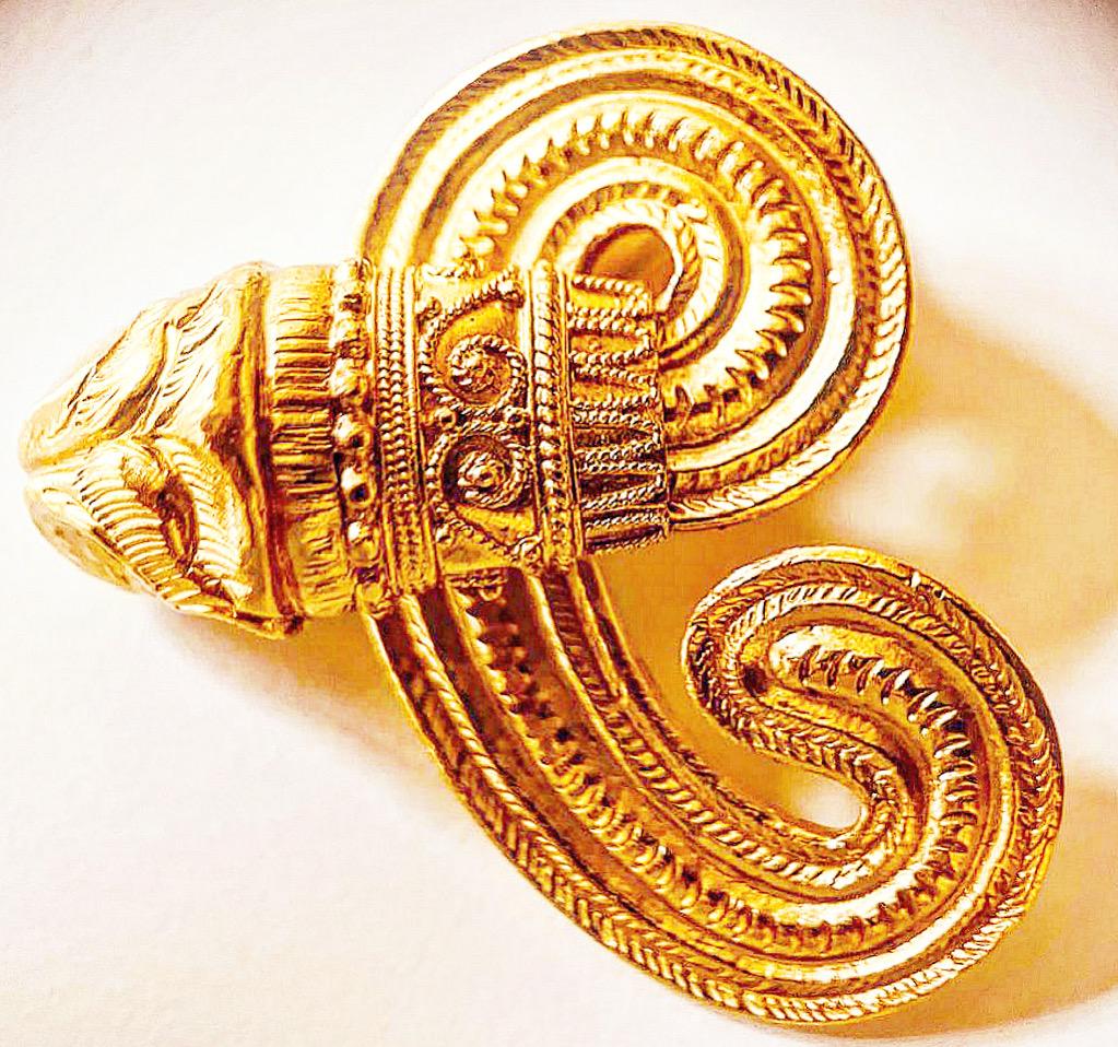 LALAOUNIS - A Pair Of 22ctS Yellow Gold C- scroll Lion-head Ear Clips. For Sale 6