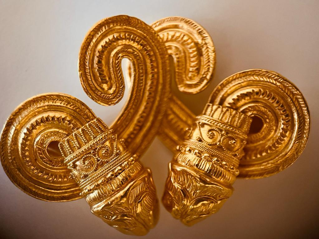 LALAOUNIS - Une paire de Clips d'oreilles à tête de lion en or jaune 22ctS C-roll. Excellent état - En vente à London, GB