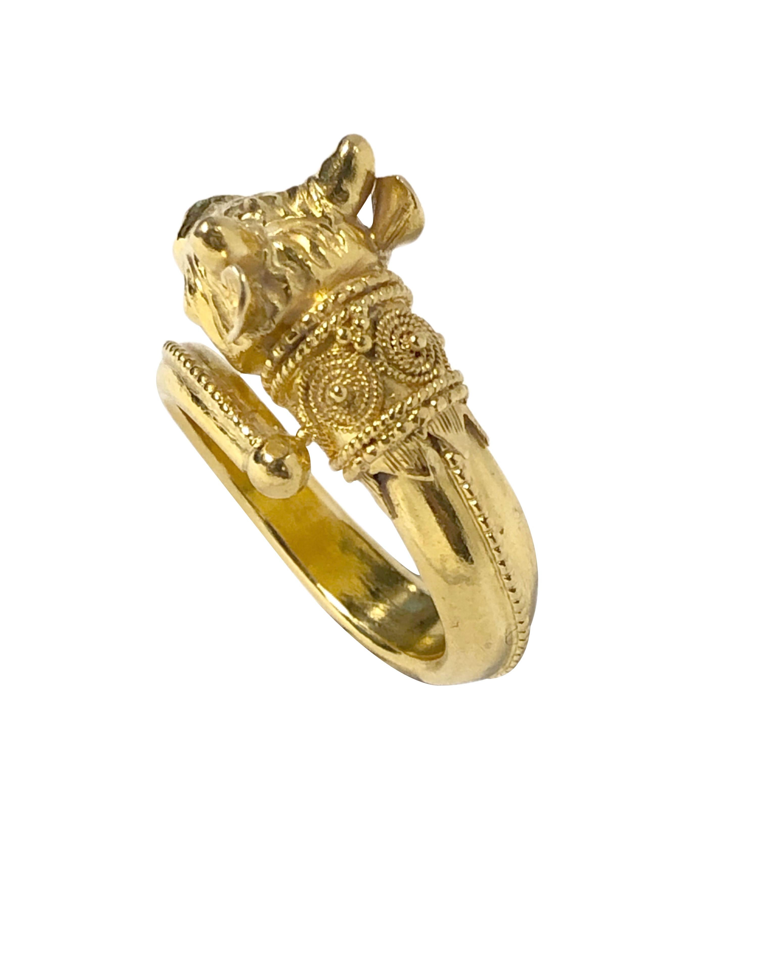 Ilias Lalaounis von Griechenland 18K Gelbgold Rams Kopf Ring in einem antiken römischen Stil. die Spitze des Rings misst 5/8 X 3/8 Zoll. Fingergröße 6. 
