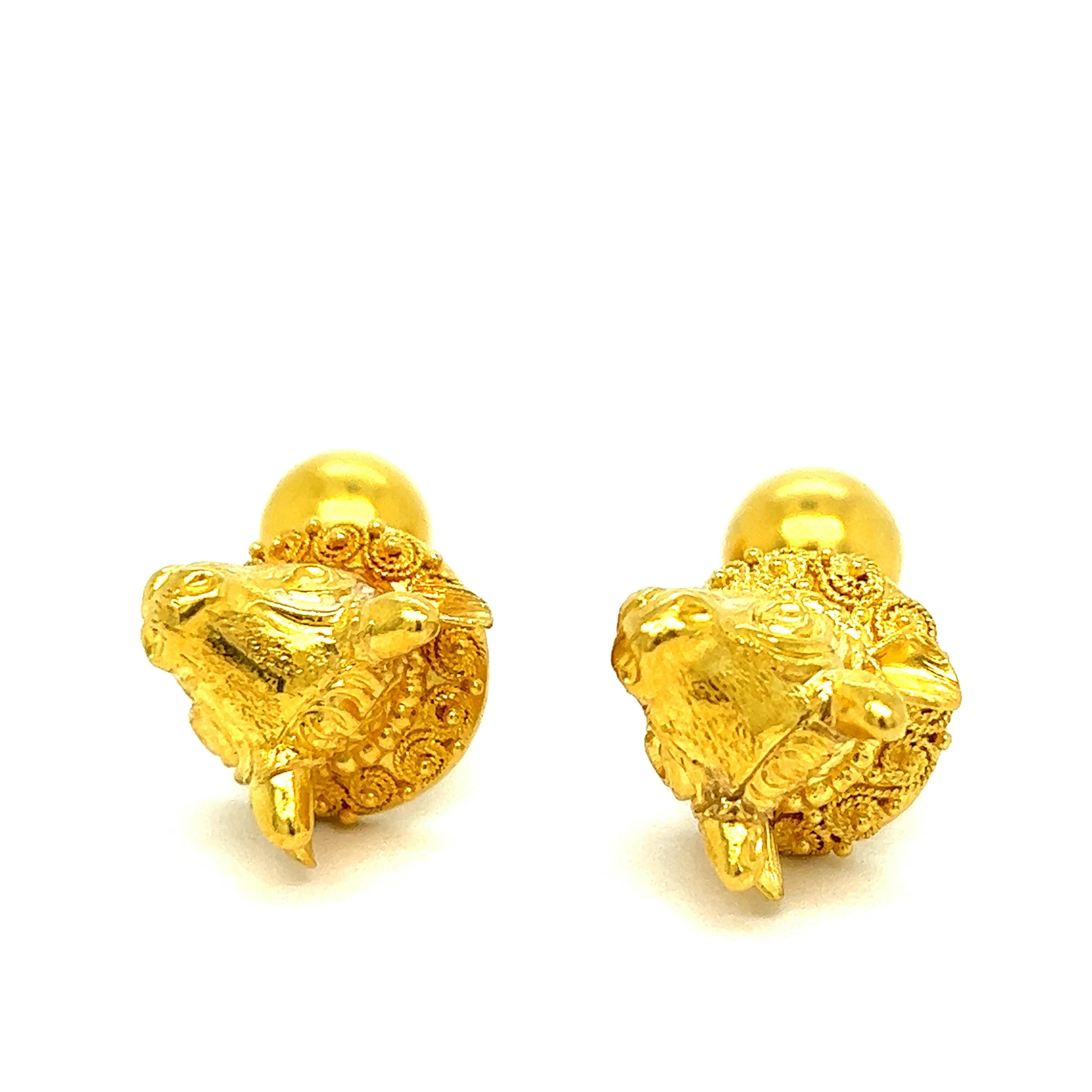 Lalaounis bull head cufflinks

Bull head motif with round ends, 18 karat yellow gold; marked 750, Lalaounis maker's mark

Size: width 14 mm, length mm
Total weight: 16.3 grams