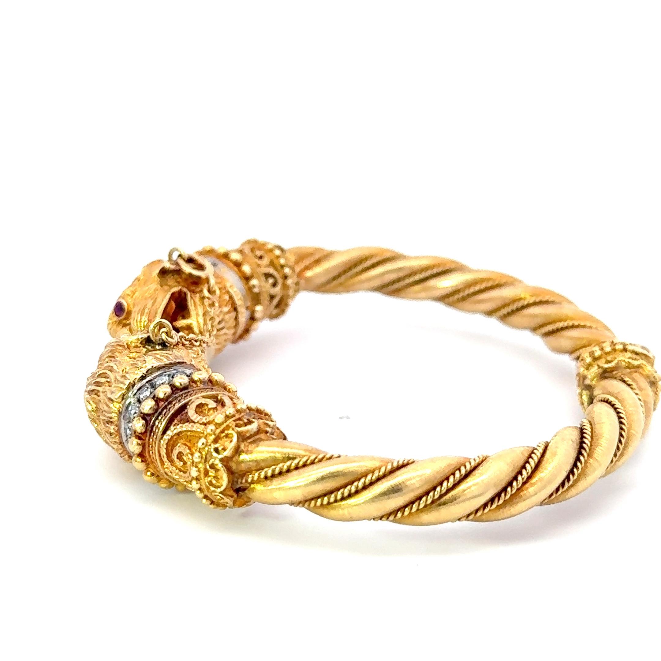 Lalaounis Chimere-Armband aus 18 Karat Gelbgold. Das Armband weist Akzente aus Diamanten und Rubinen auf. Das Armband hat einen Innenumfang von ca. 7 Zoll, einen Durchmesser von 2,5 Zoll, eine Breite von 14 mm und ein Gewicht von 73 Gramm.