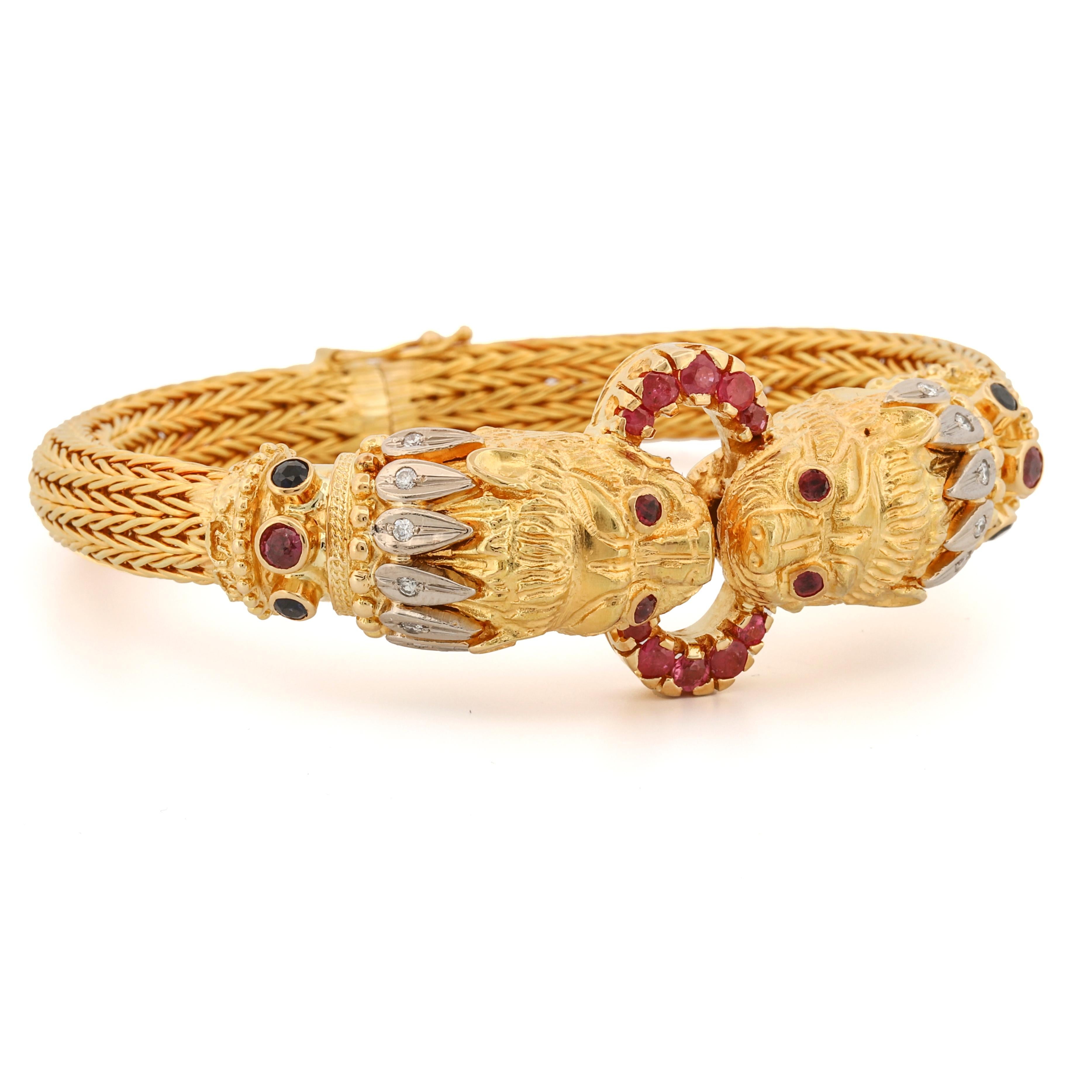 Rehaussez votre collection de bijoux avec l'exquis bracelet à double tête de lion de Lalaounis. Fabriqué à la main en Grèce, ce chef-d'œuvre en or 18 carats présente un design mythologique unique et audacieux. Cette pièce est une véritable