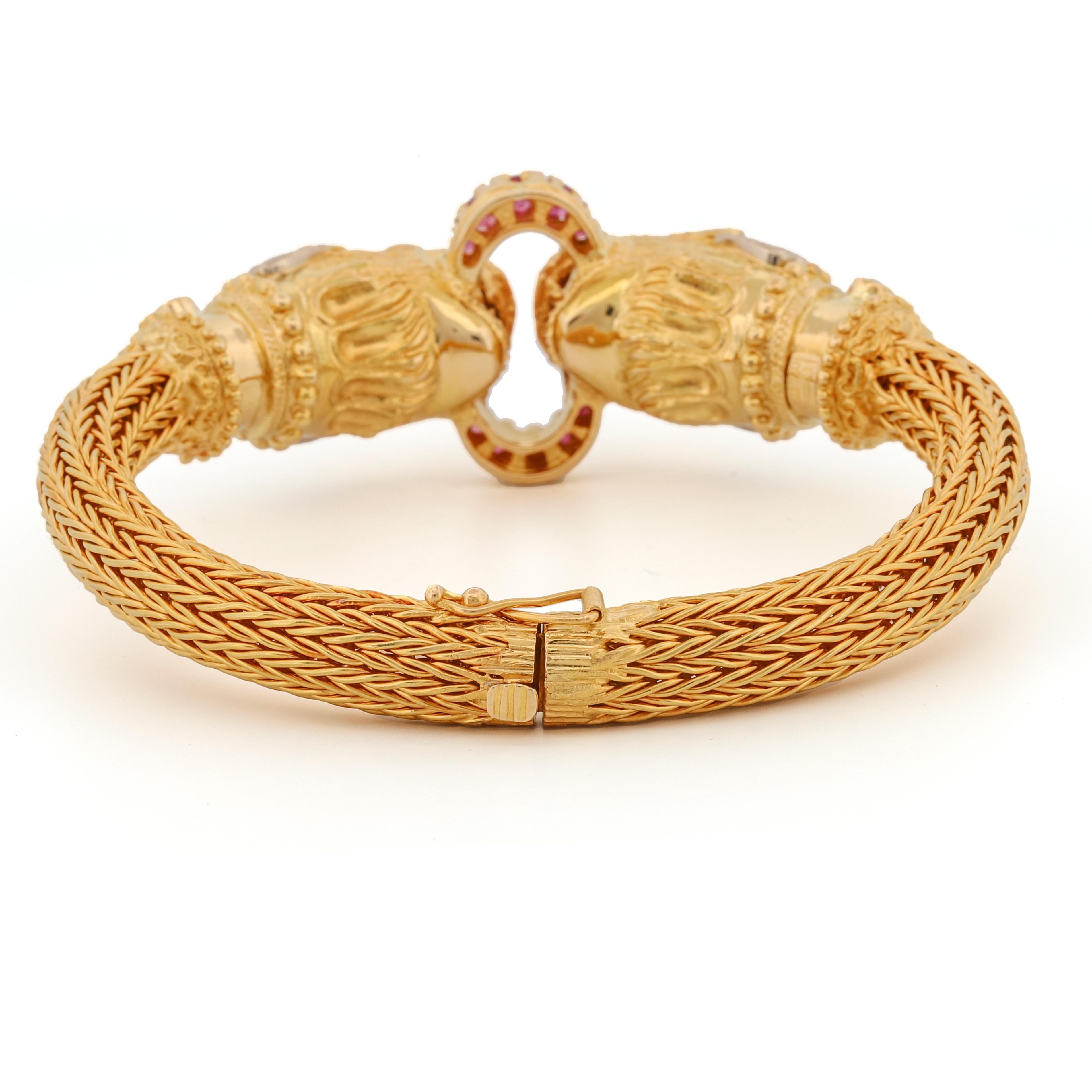 Lalaounis: 18 Karat Gelbgold Armband mit doppeltem Löwenkopf im Zustand „Hervorragend“ im Angebot in Boca Raton, FL