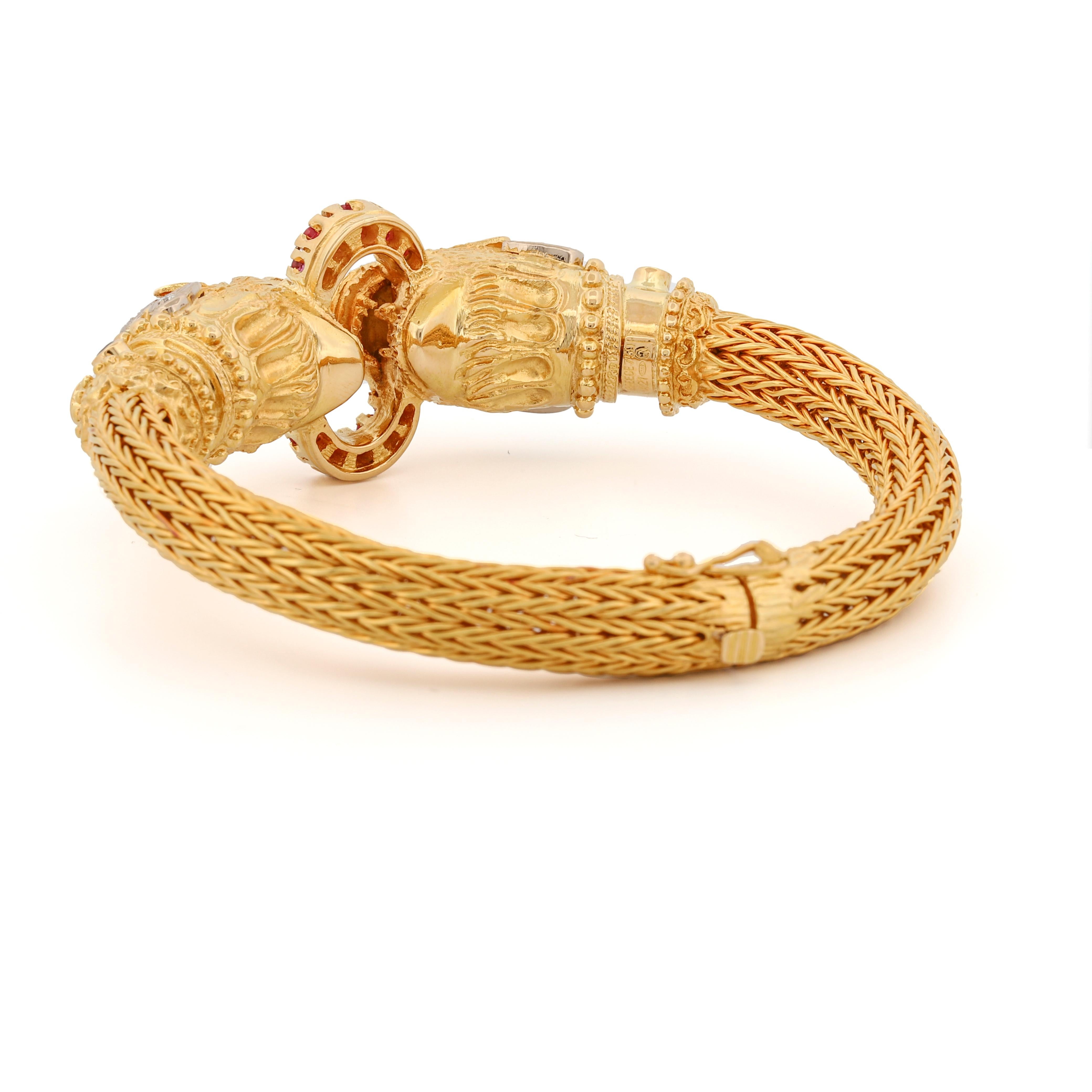 Lalaounis Double Lion Head Bracelet in 18k Yellow Gold In Excellent Condition For Sale In Boca Raton, FL