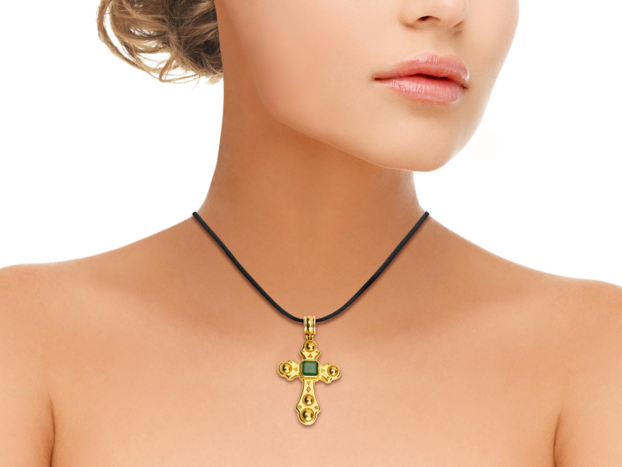 Wunderschönes Lalaounis Kreuz aus 18 Karat Gelbgold, besetzt mit einem Smaragd (ca. 3 Karat).  Er ist 2 3/8